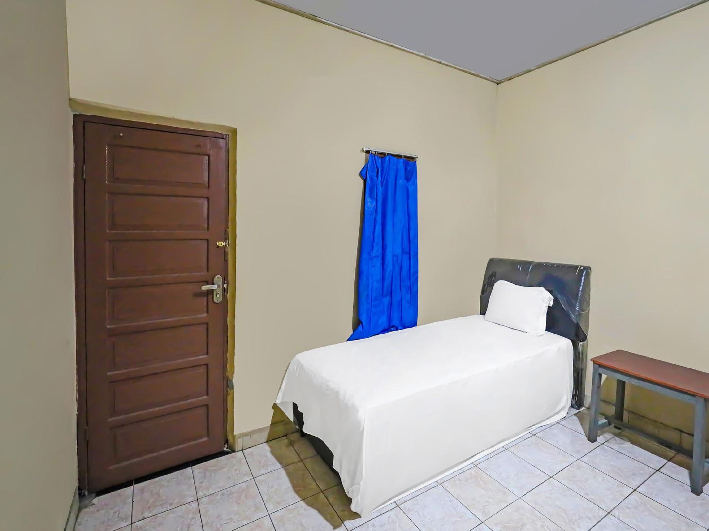 Economy Twin Room photo 3