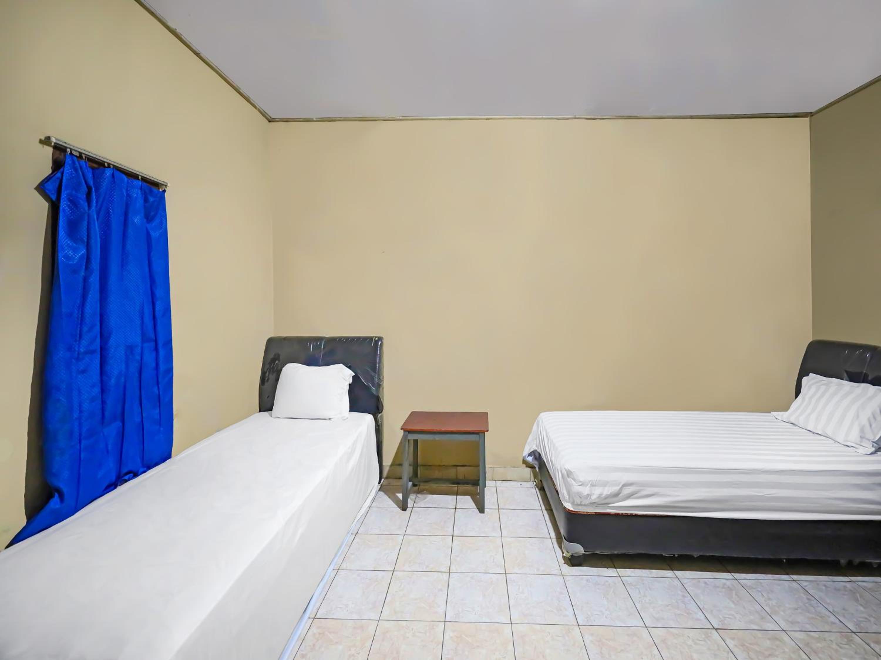 Economy Twin Room photo 2