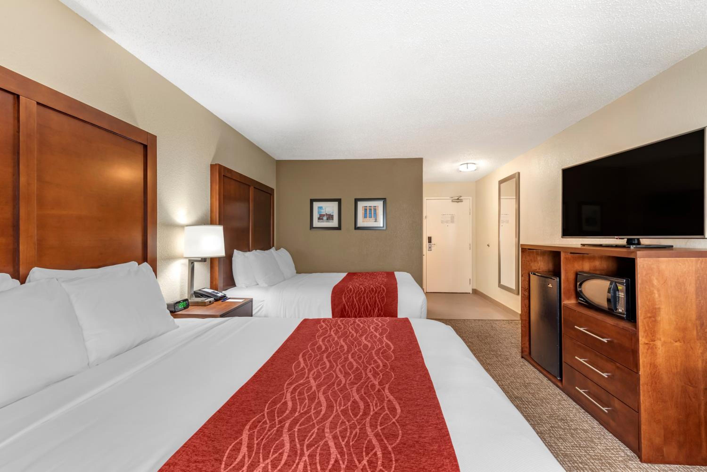 Queen Room with Two Queen Beds - Non-Smoking - Photo 2
