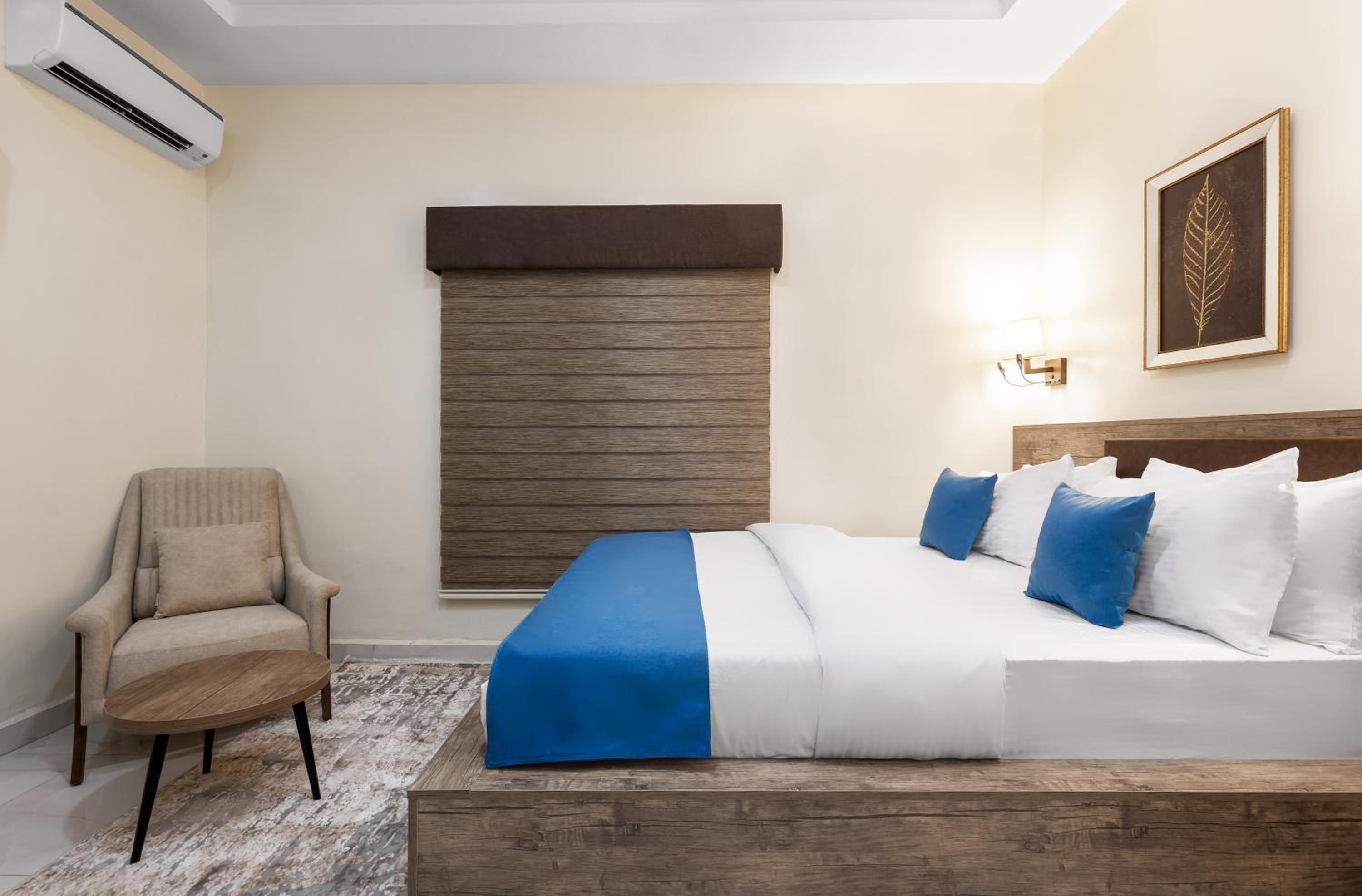 Deluxe King Suite - Photo 6