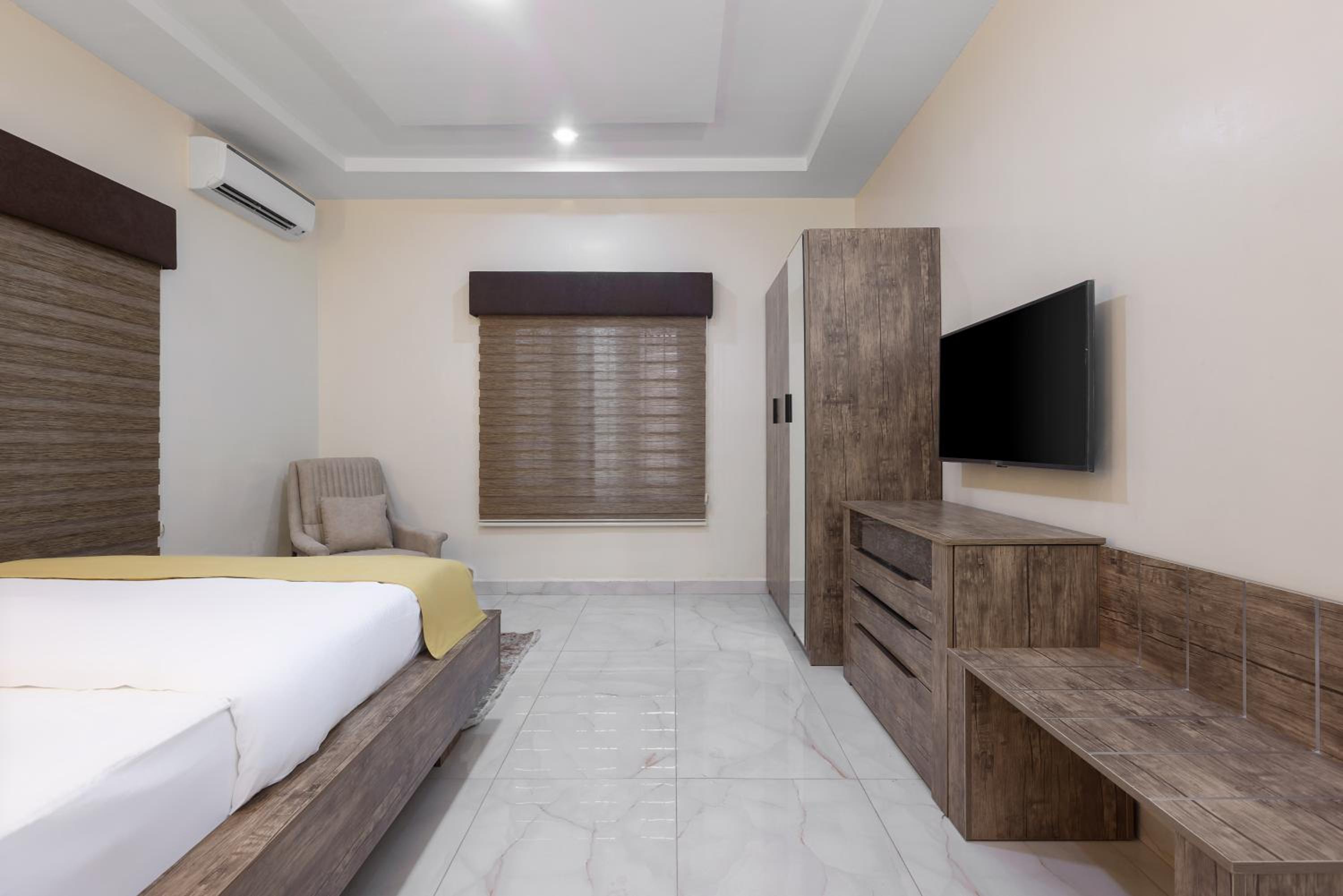 Deluxe King Suite - Photo 5