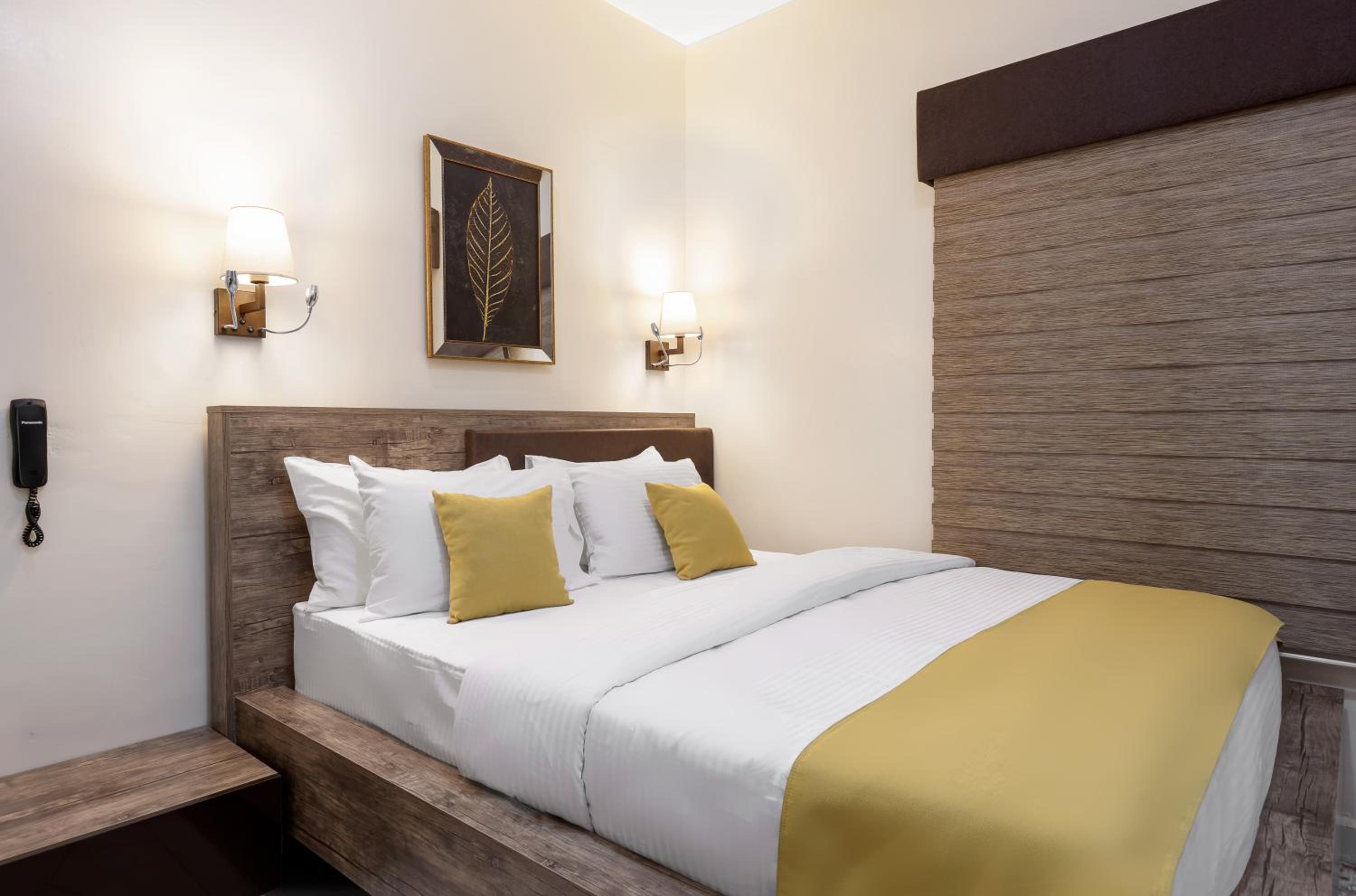 Deluxe King Suite - Photo 13