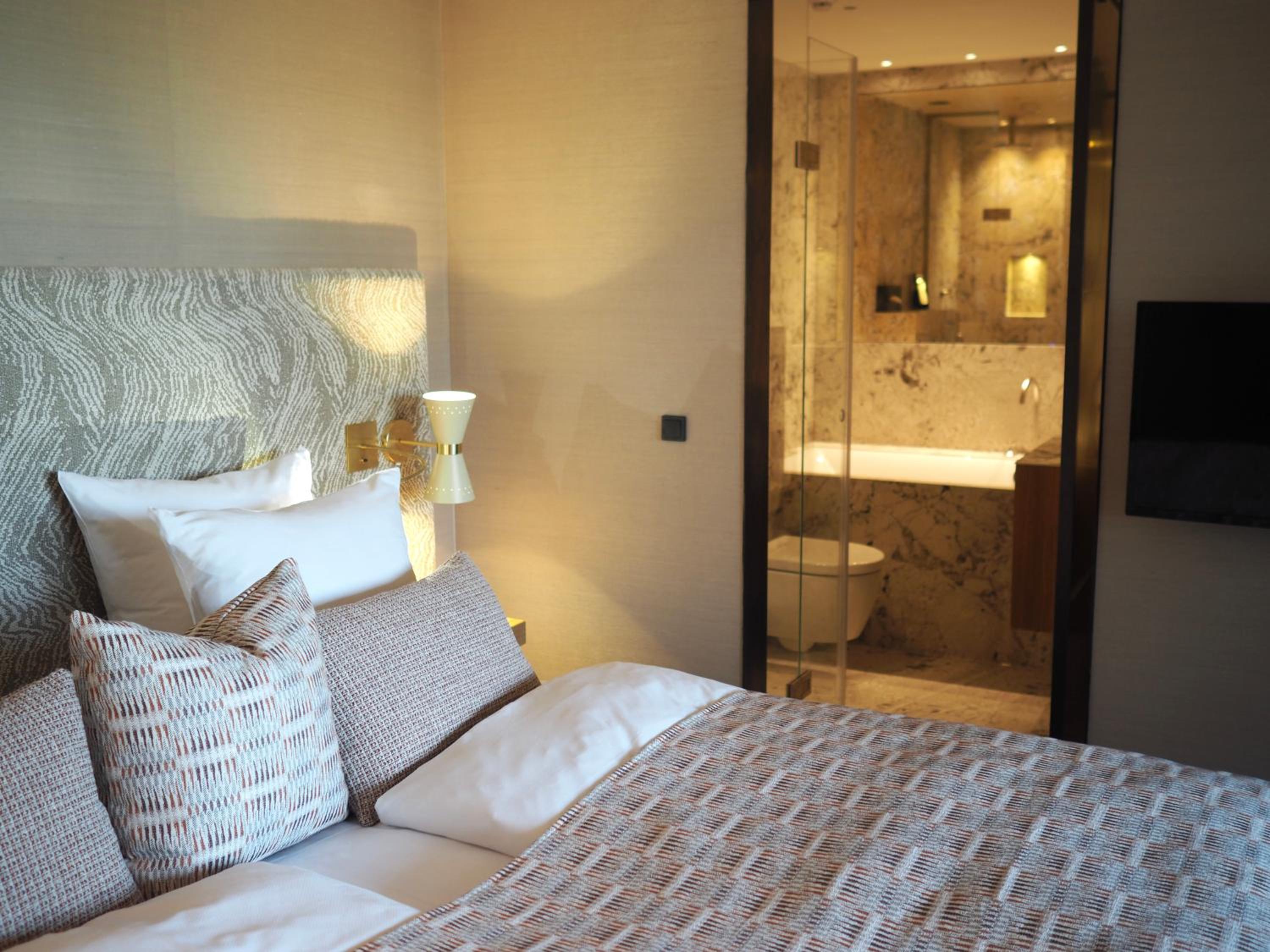Deluxe Suite - Photo 11