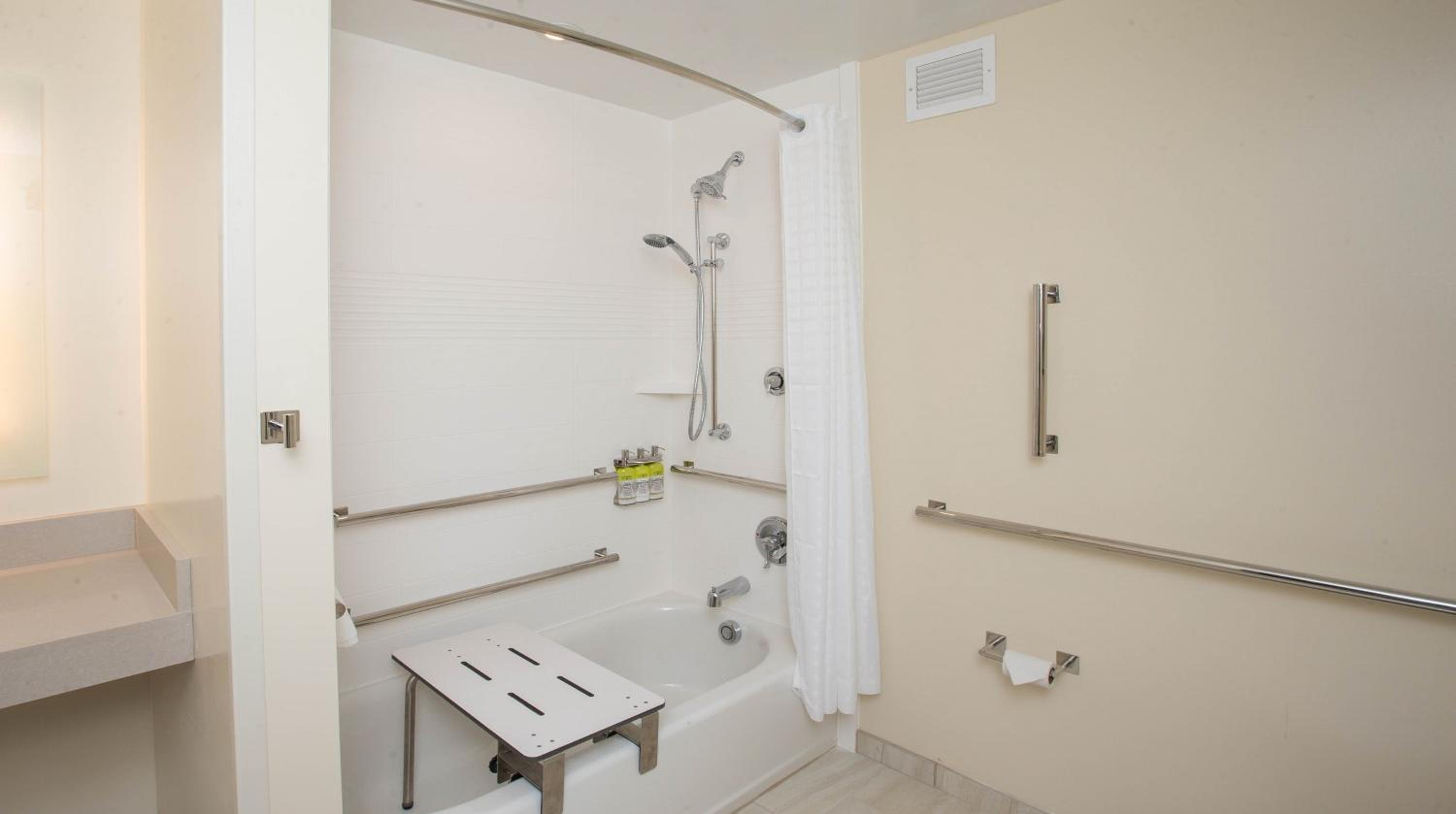 King Room - Mobility Access Tub/Non-Smoking - Photo 3