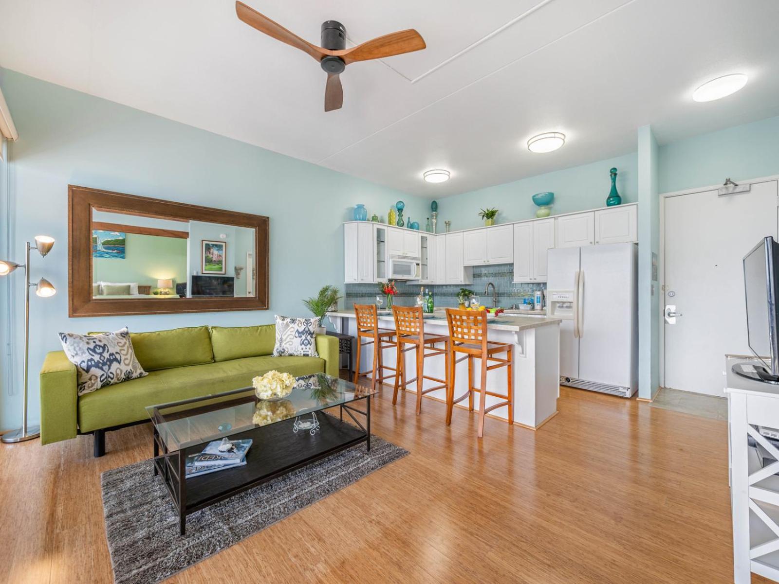Penthouse with fabulous ocean views & beach access: hotel room photo