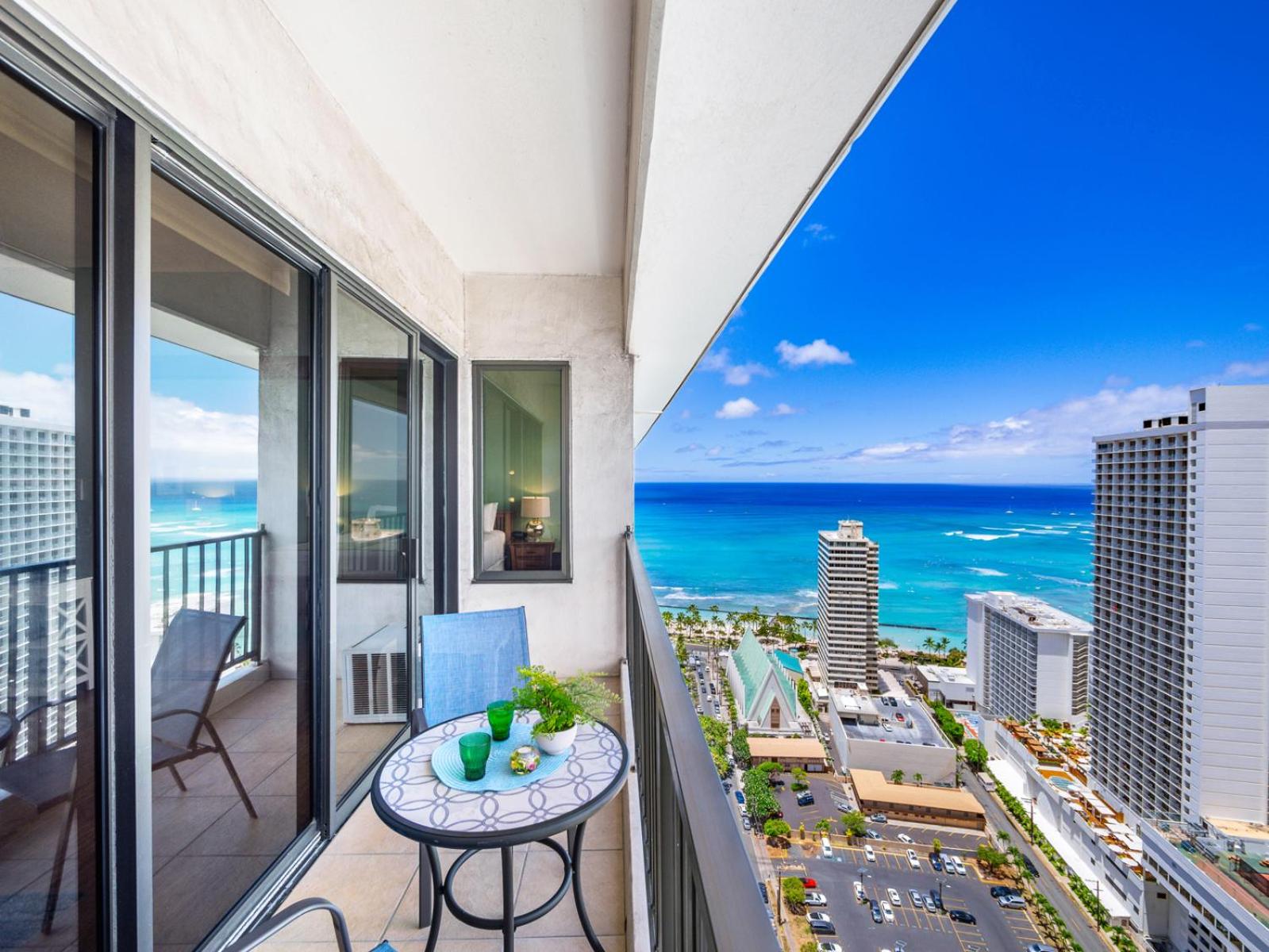 Penthouse with fabulous ocean views & beach access: balcony & terrace photo
