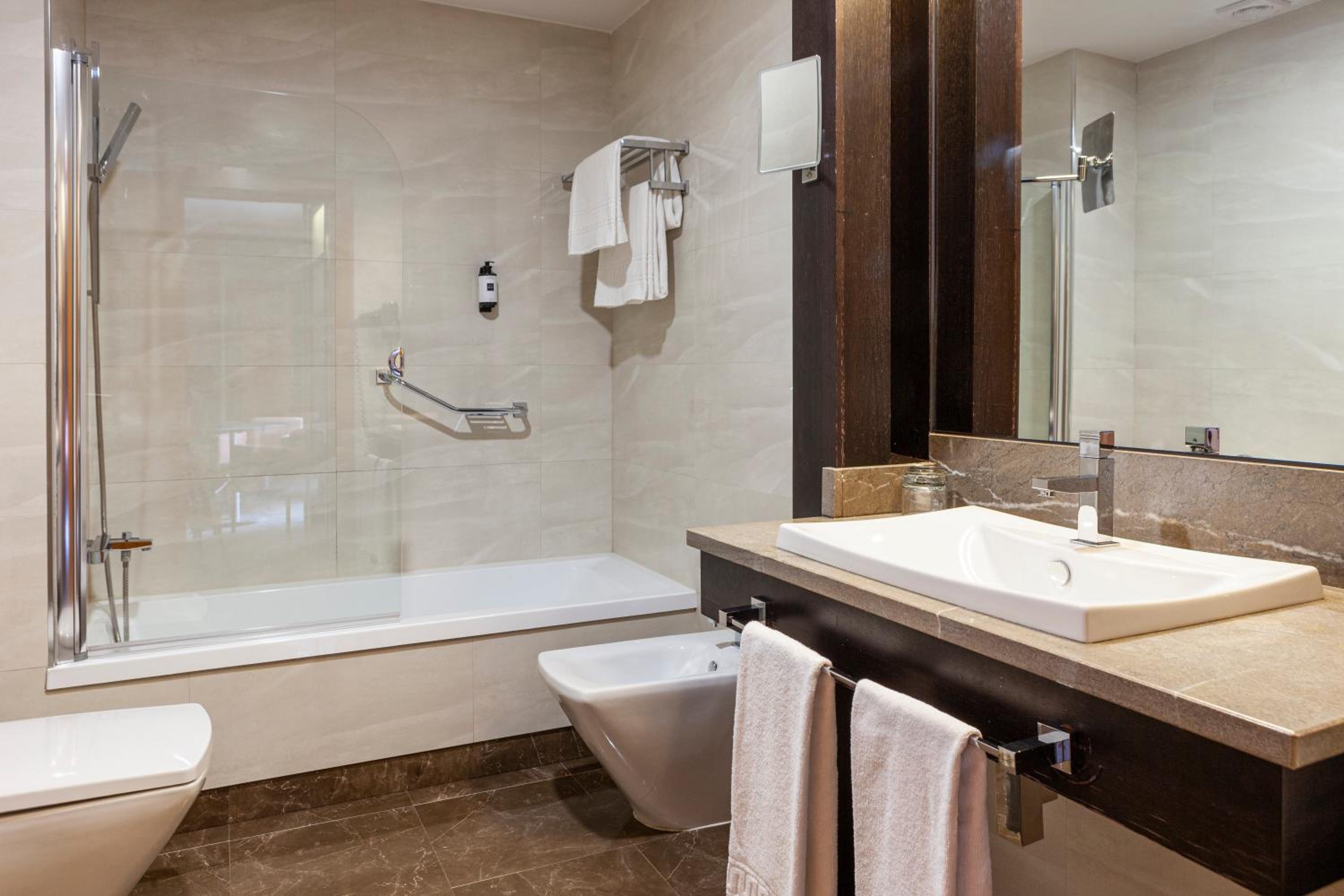 Junior Suite (2 Adults + 2 Children) - Photo 6