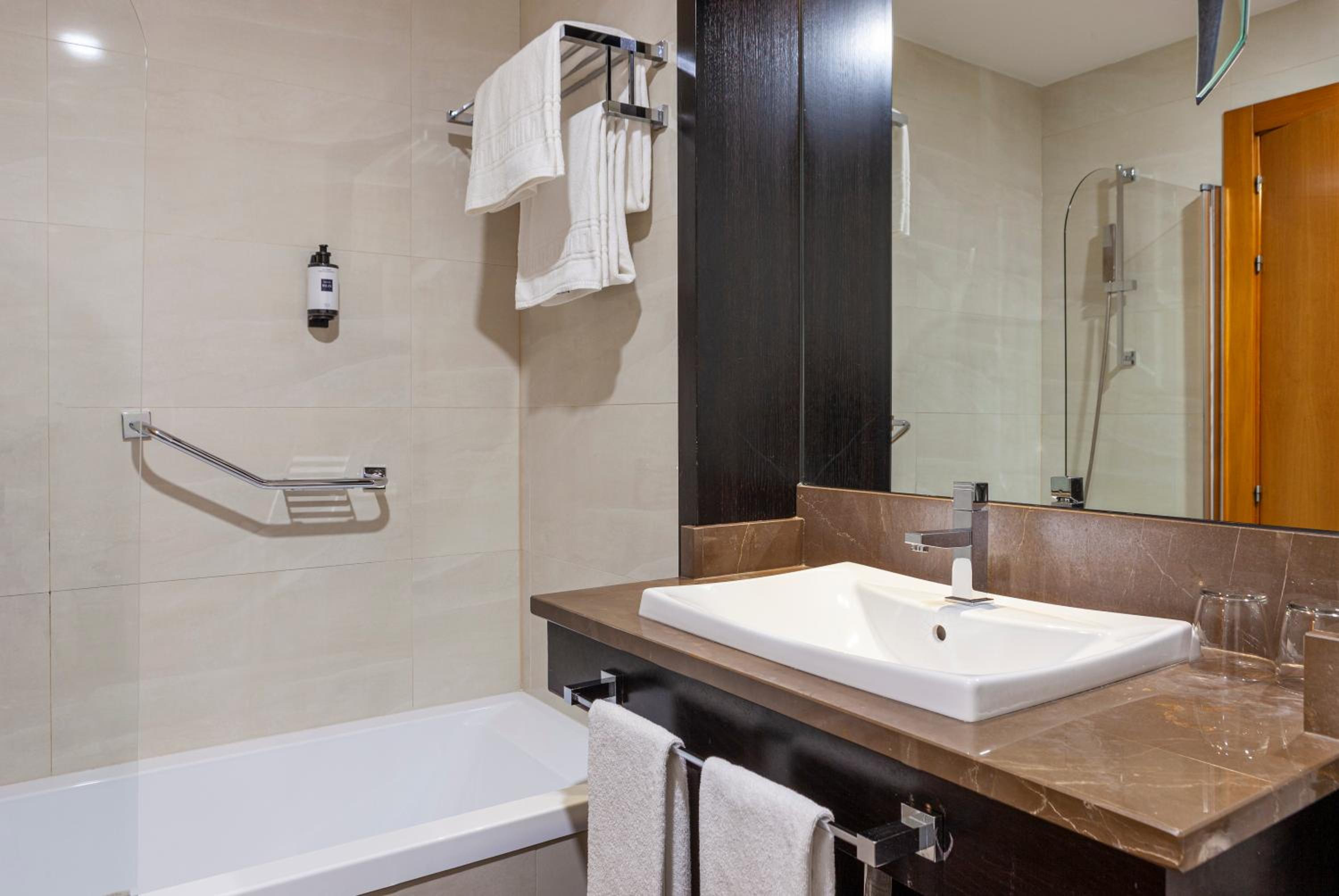Double or Twin Room - Photo 8