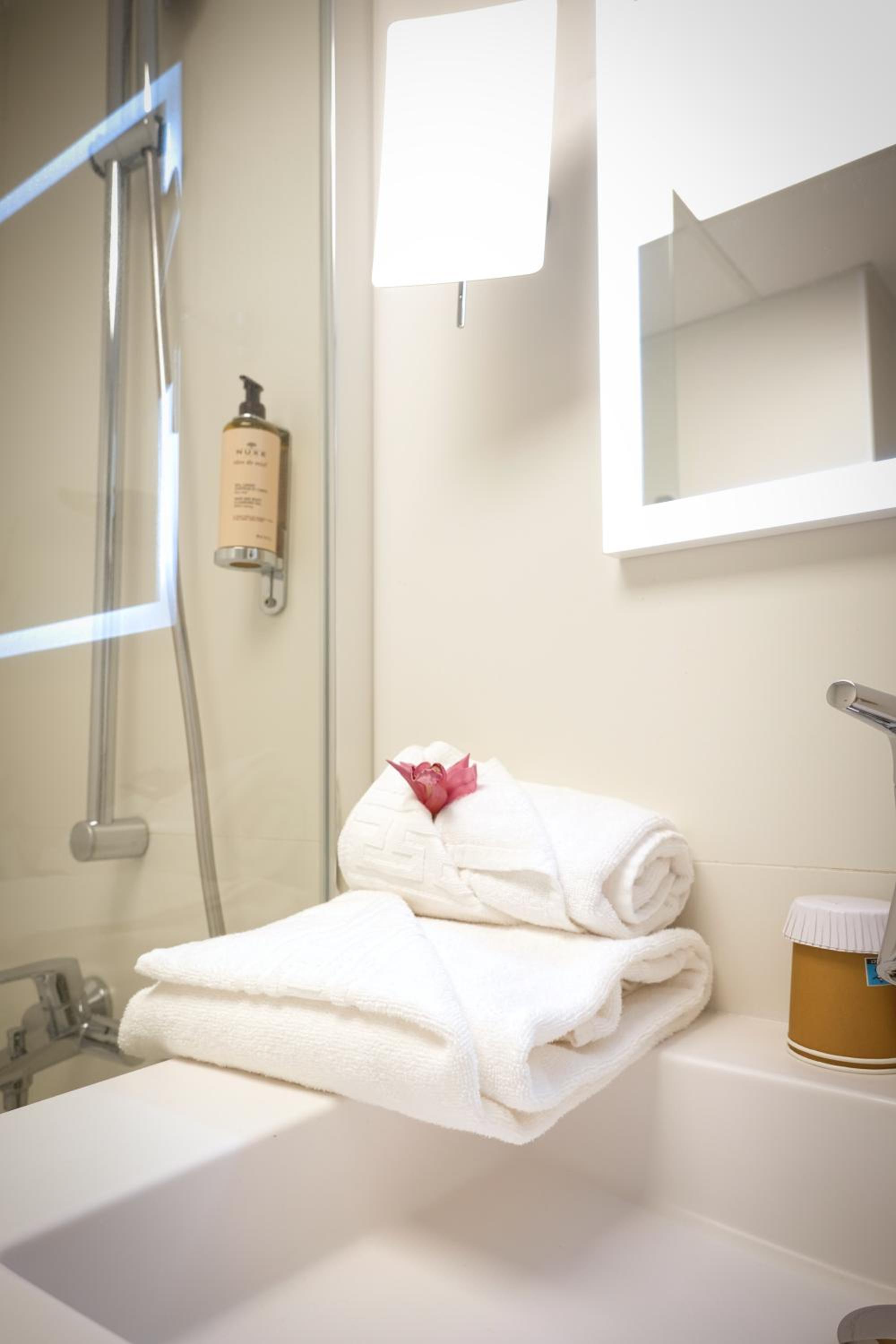 Standard Twin Room - Photo 14