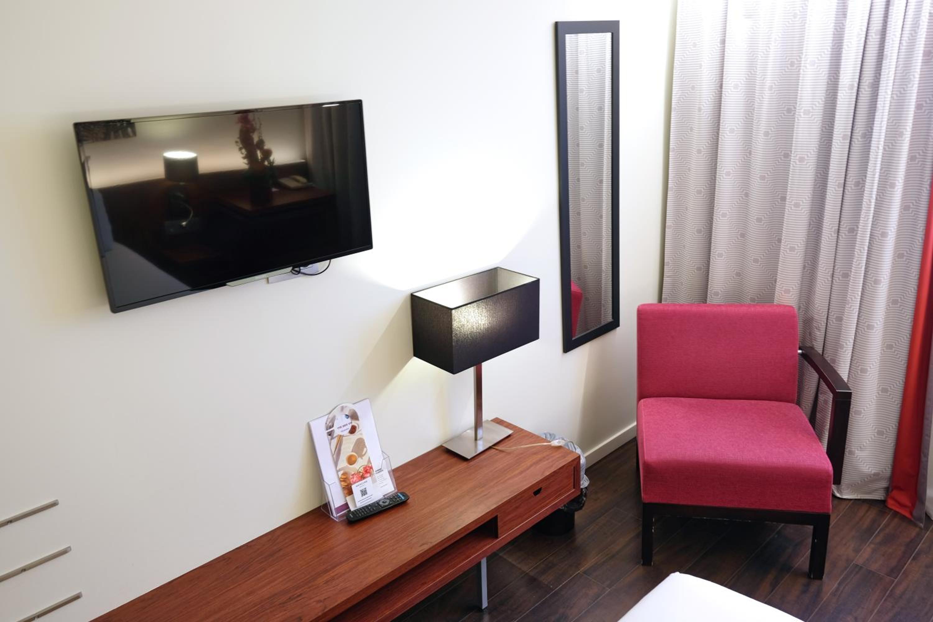 Standard Twin Room - Photo 16