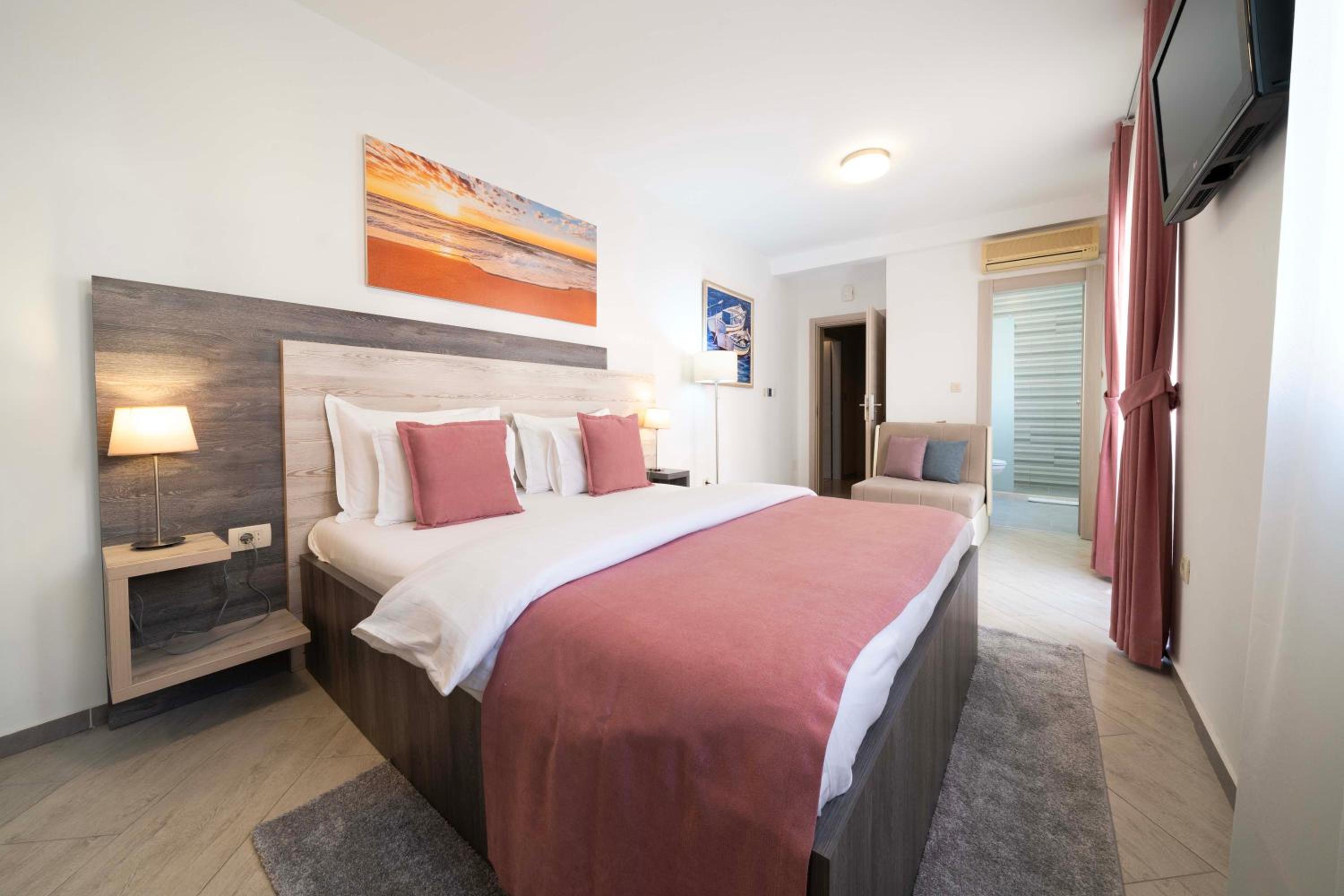 Standard Double/Twin Room with Extra Bed "Blok B" by Momentum
