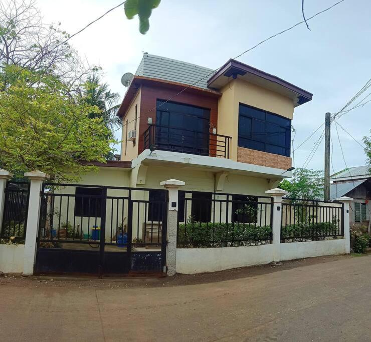 Three-Bedroom House photo 3