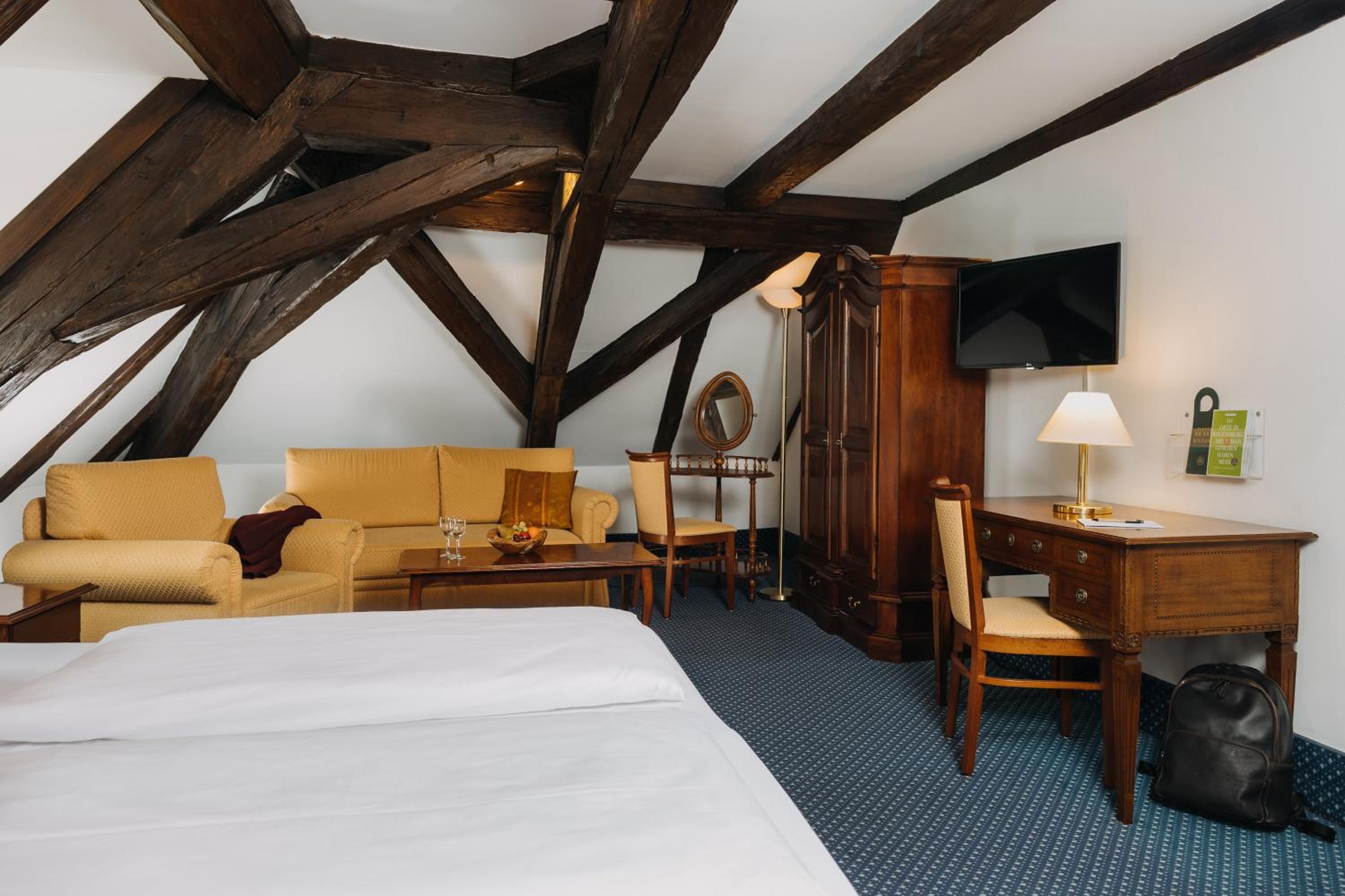 Large Double Room - Photo 5