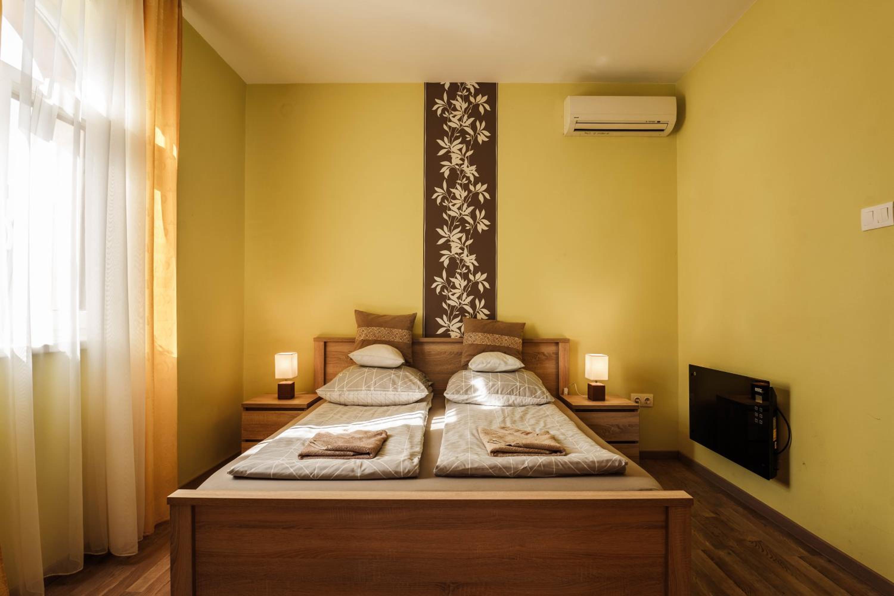 Queen Room - Disability Access photo 1