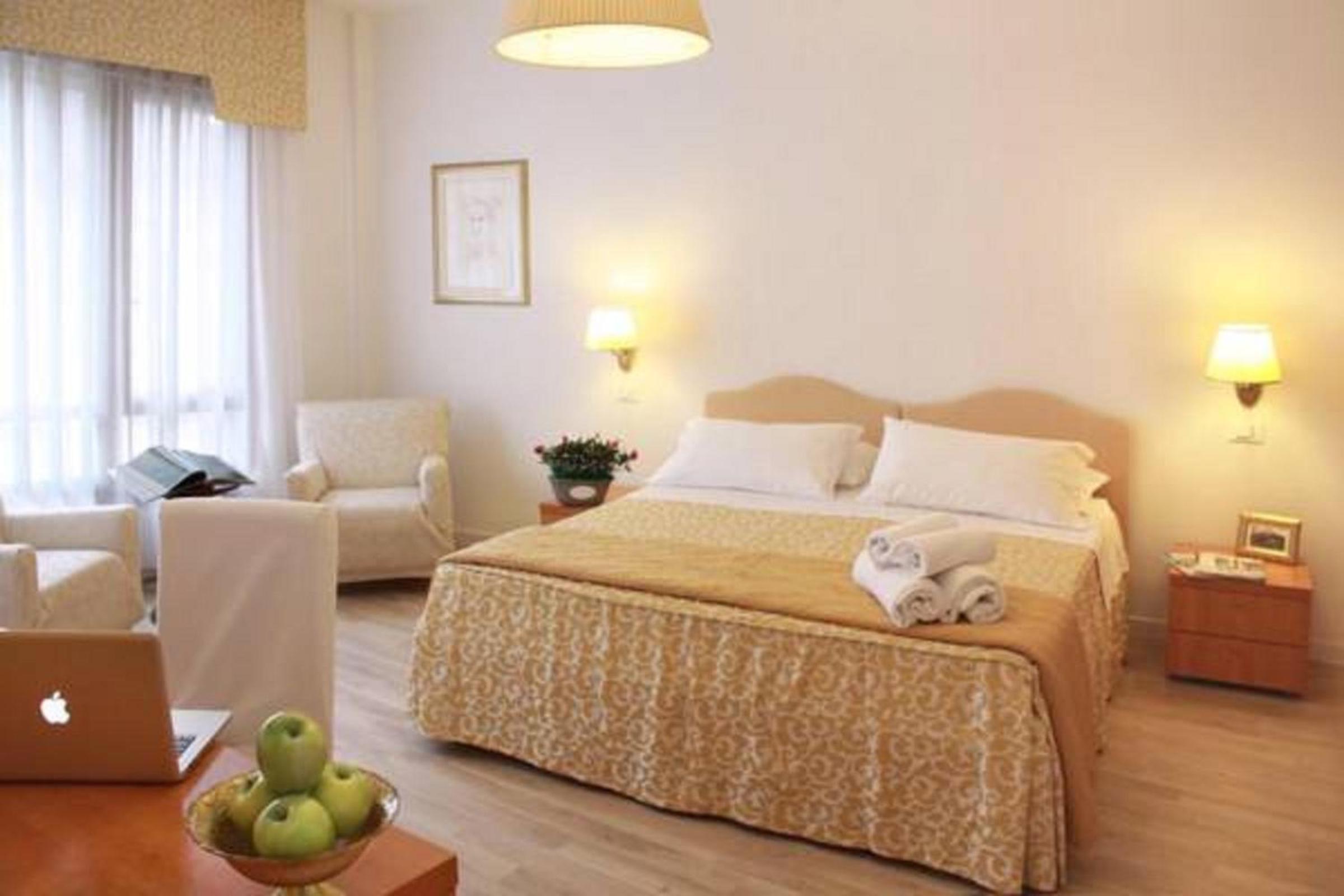 Deluxe Room (2 Adults + 1 Child) - Photo 1