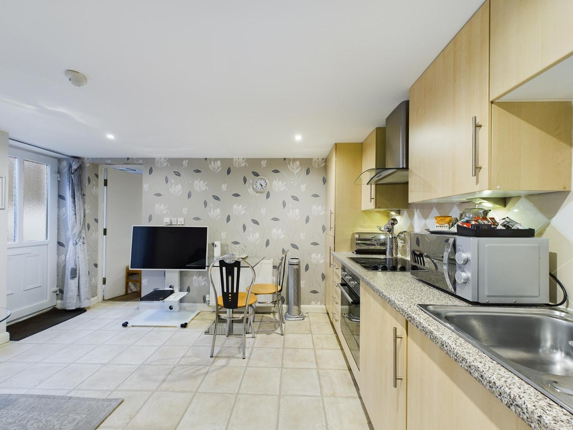 Apartment with Shower - Photo 3