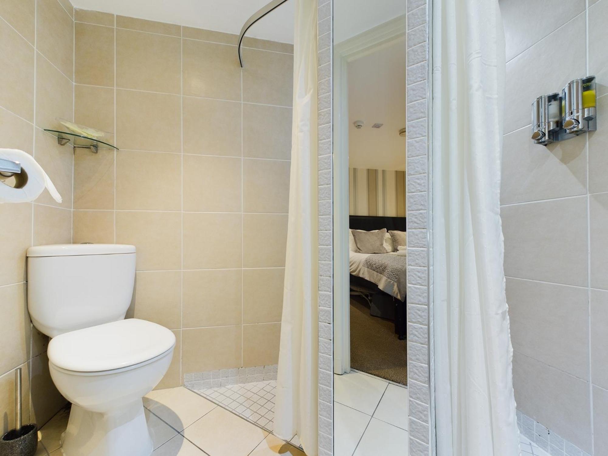 Apartment with Shower - Photo 11