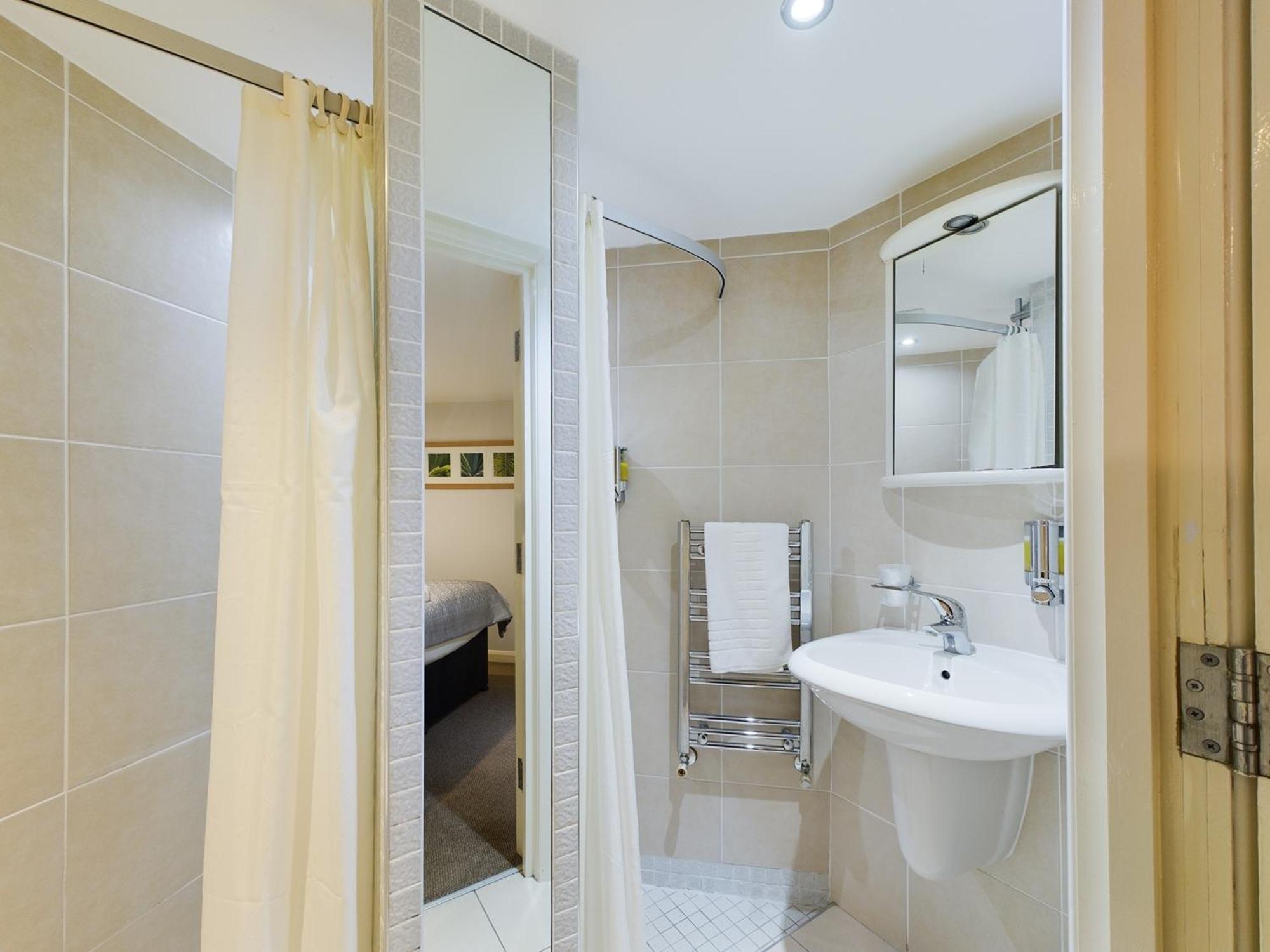 Apartment with Shower - Photo 5