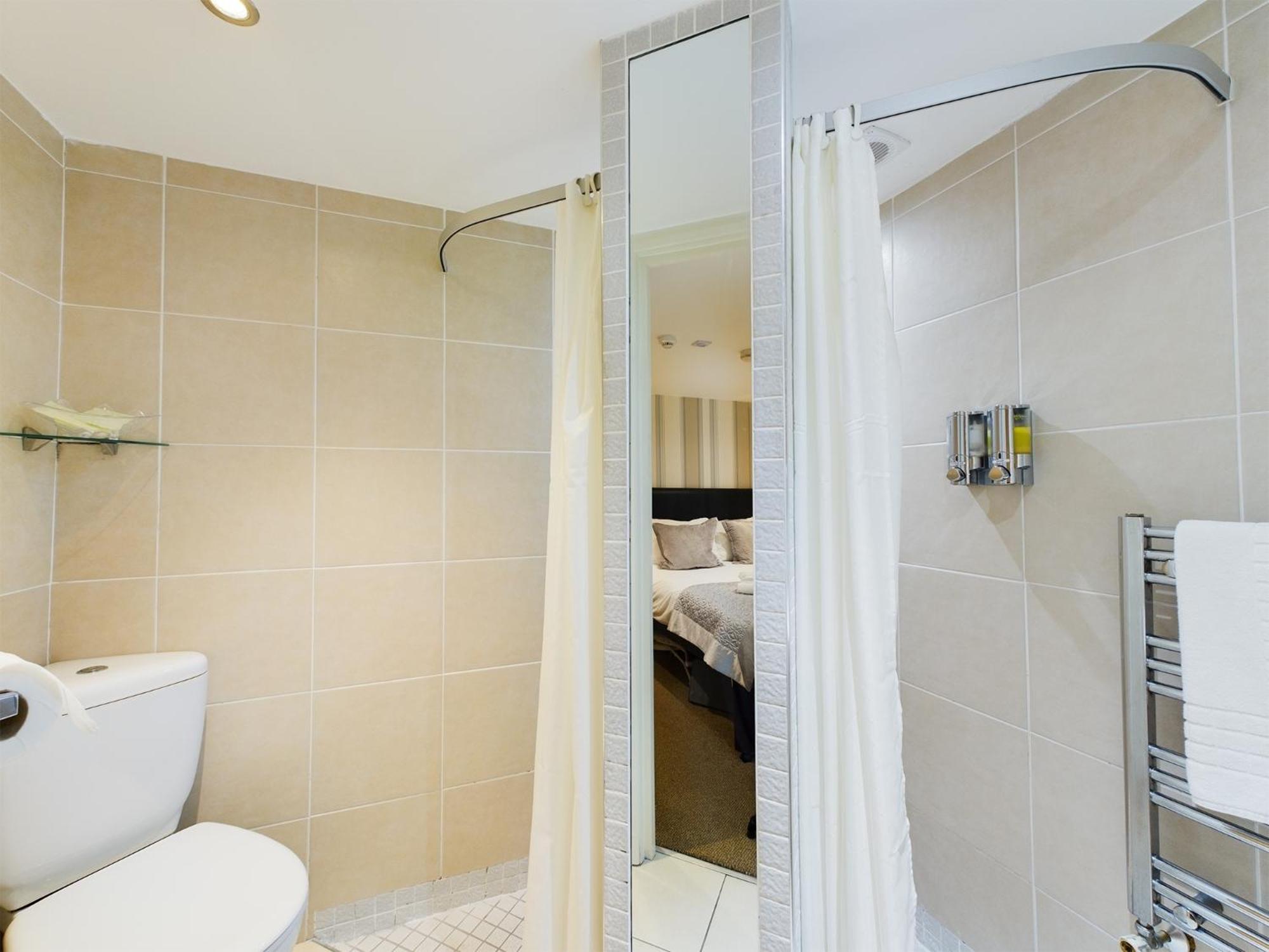 Apartment with Shower - Photo 4