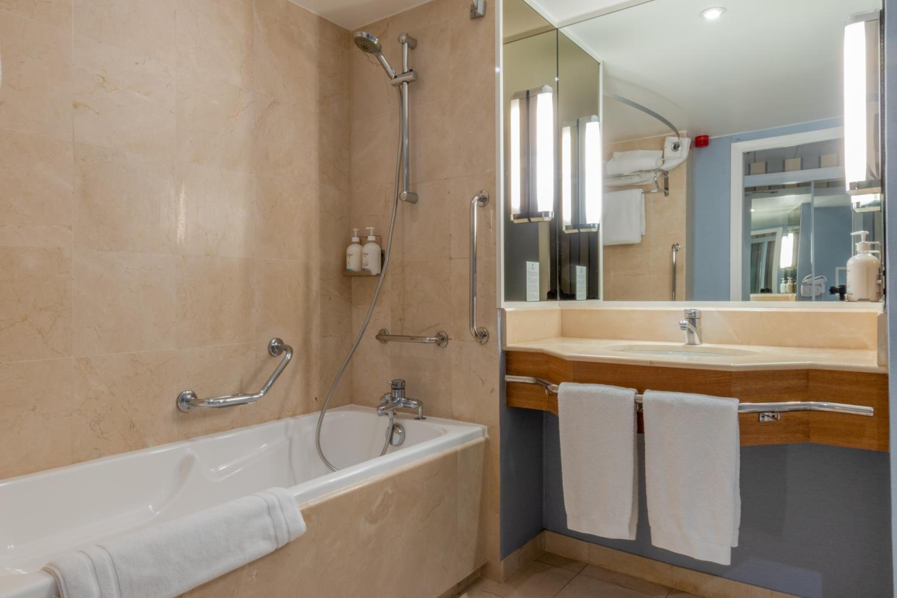Standard Double Room with Balcony - Photo 11
