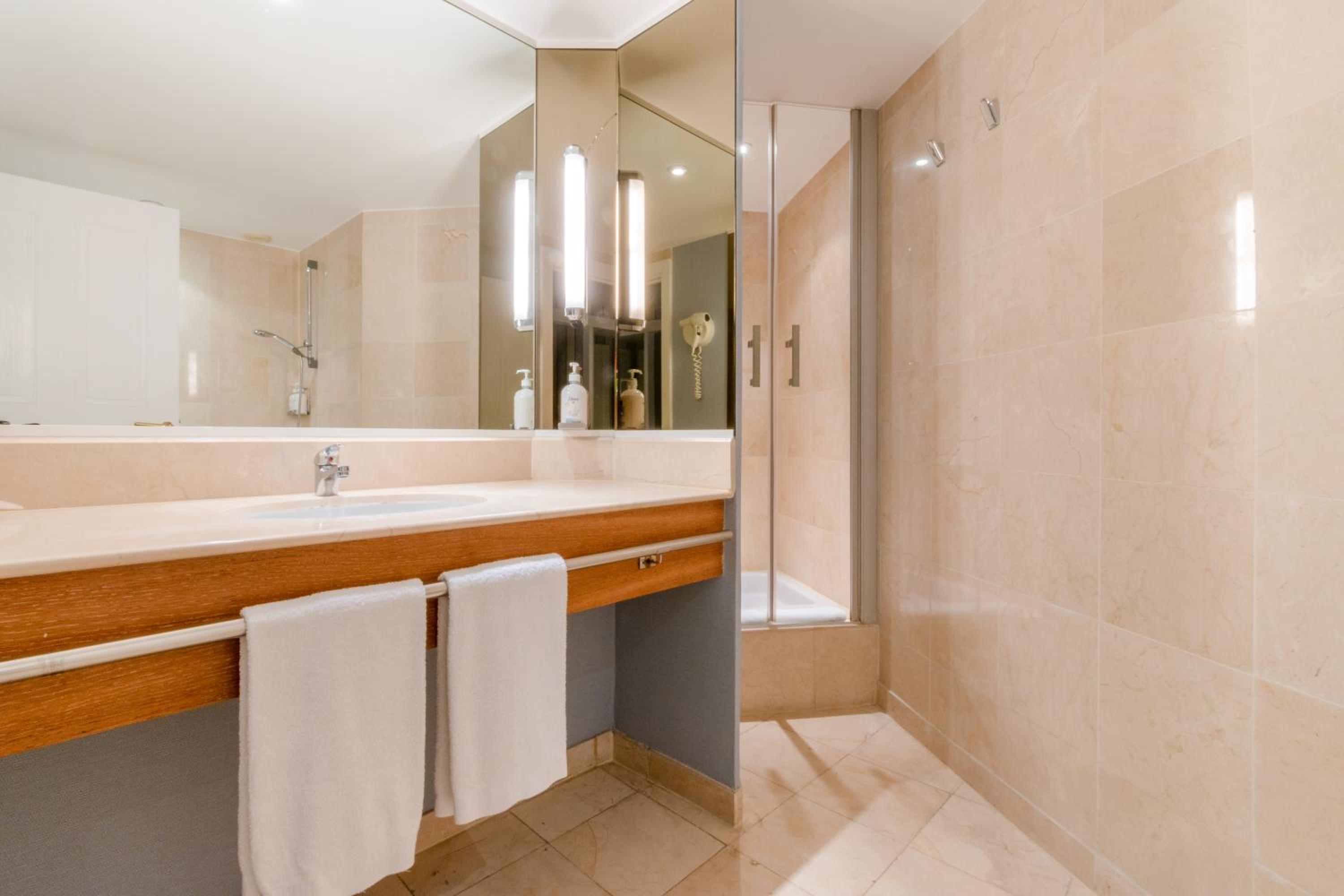 Standard Double Room with Balcony - Photo 8