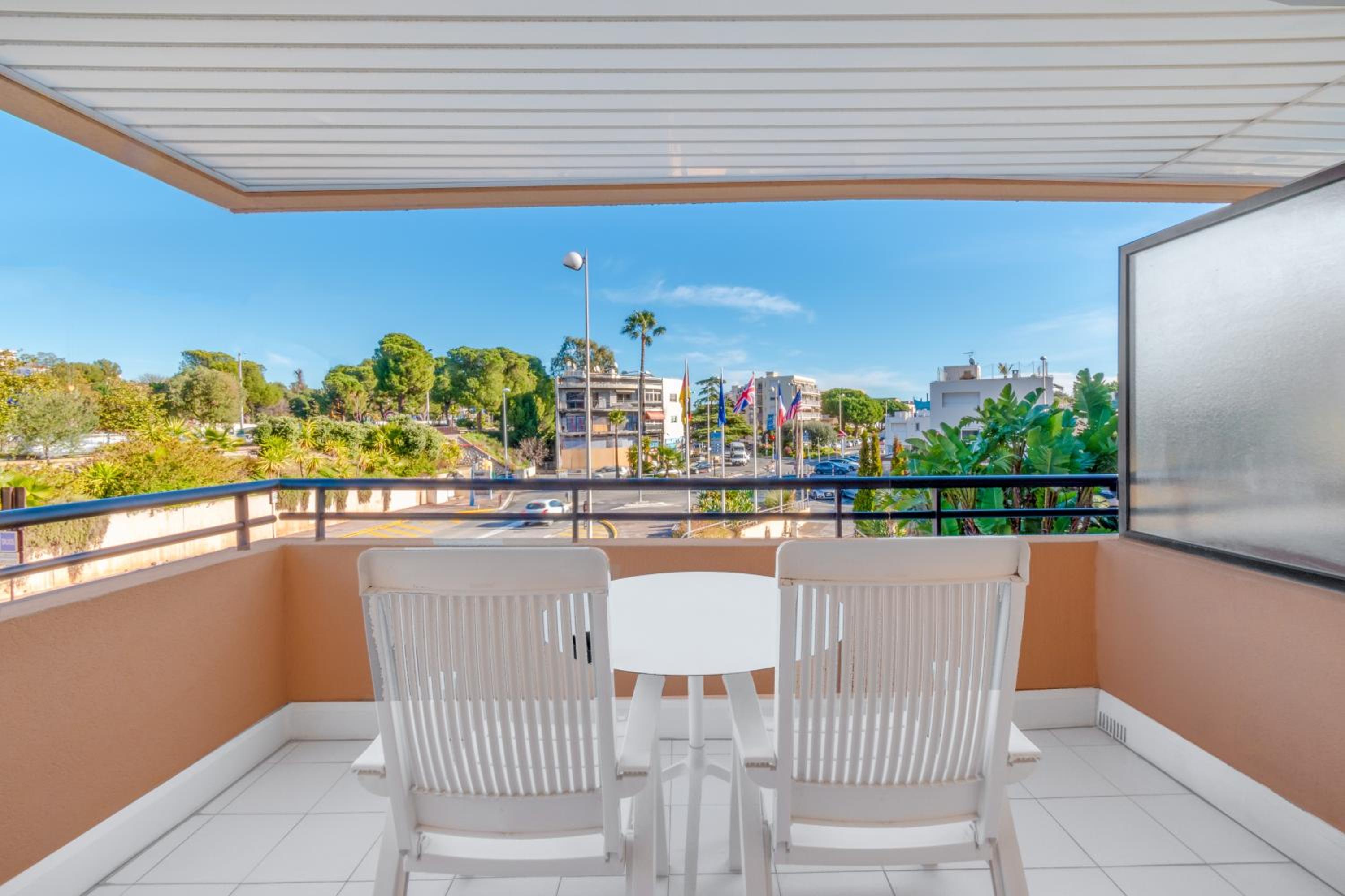 Standard Double Room with Balcony - Photo 16