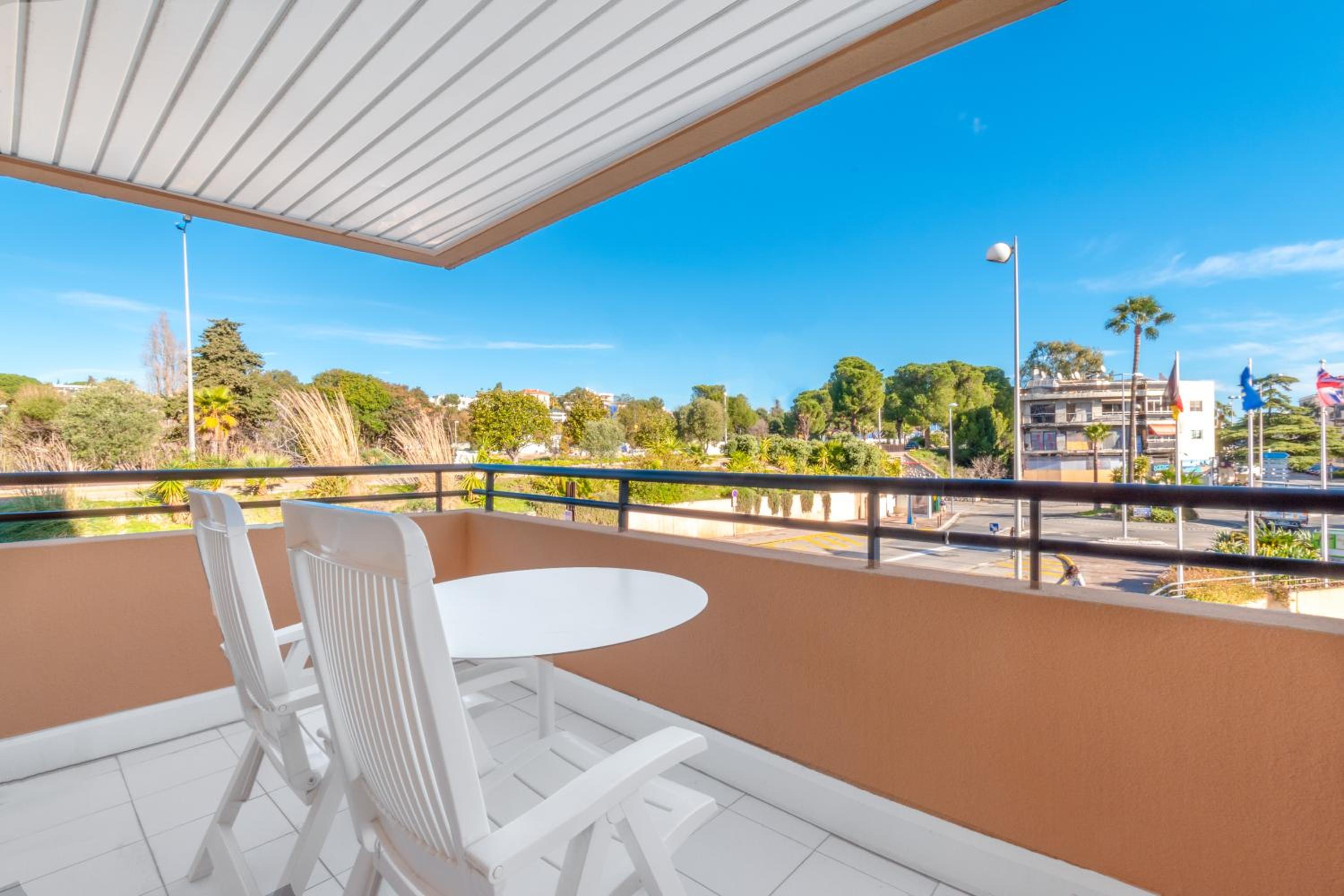 Standard Double Room with Balcony - Photo 17