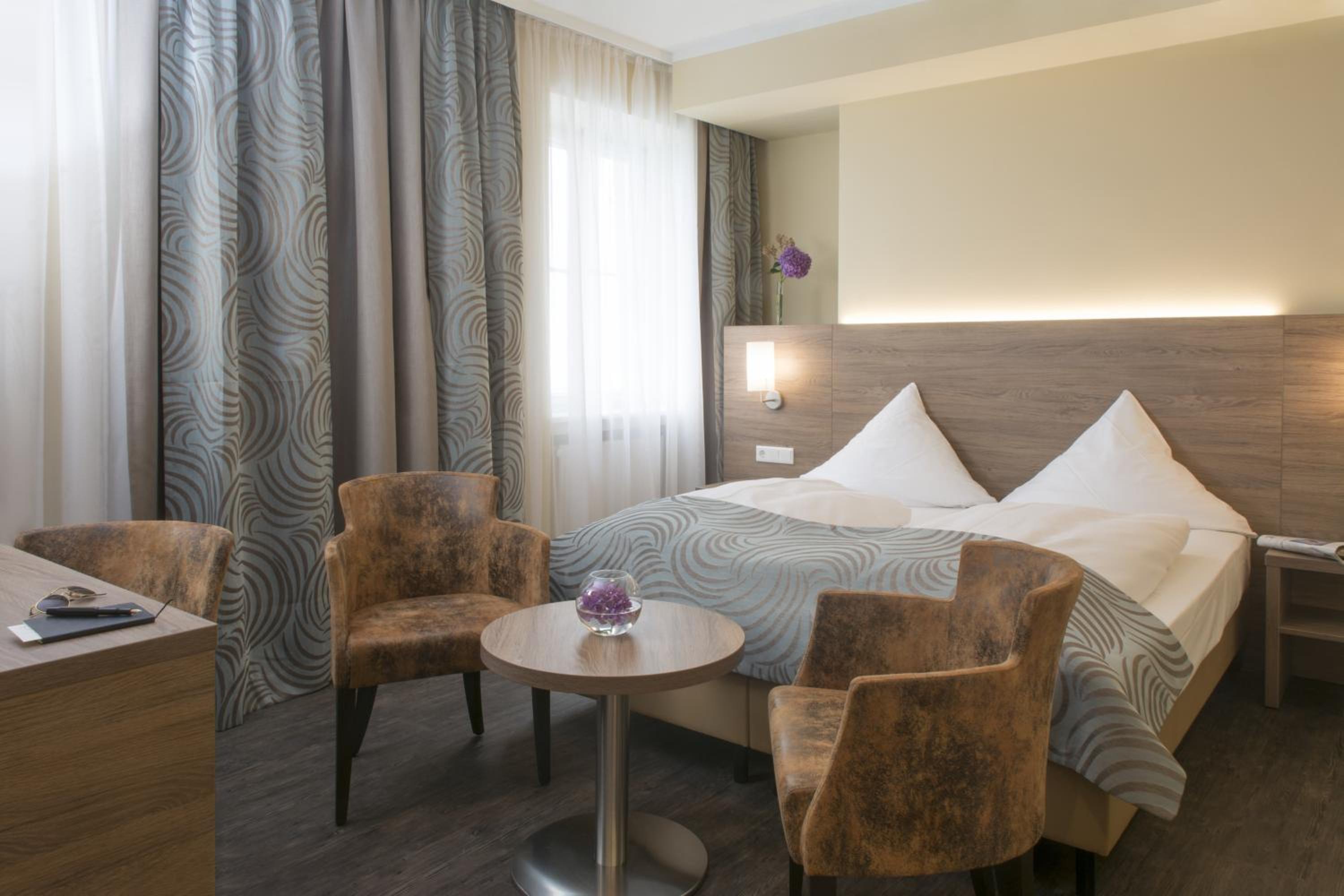 Large Double Room - Photo 3