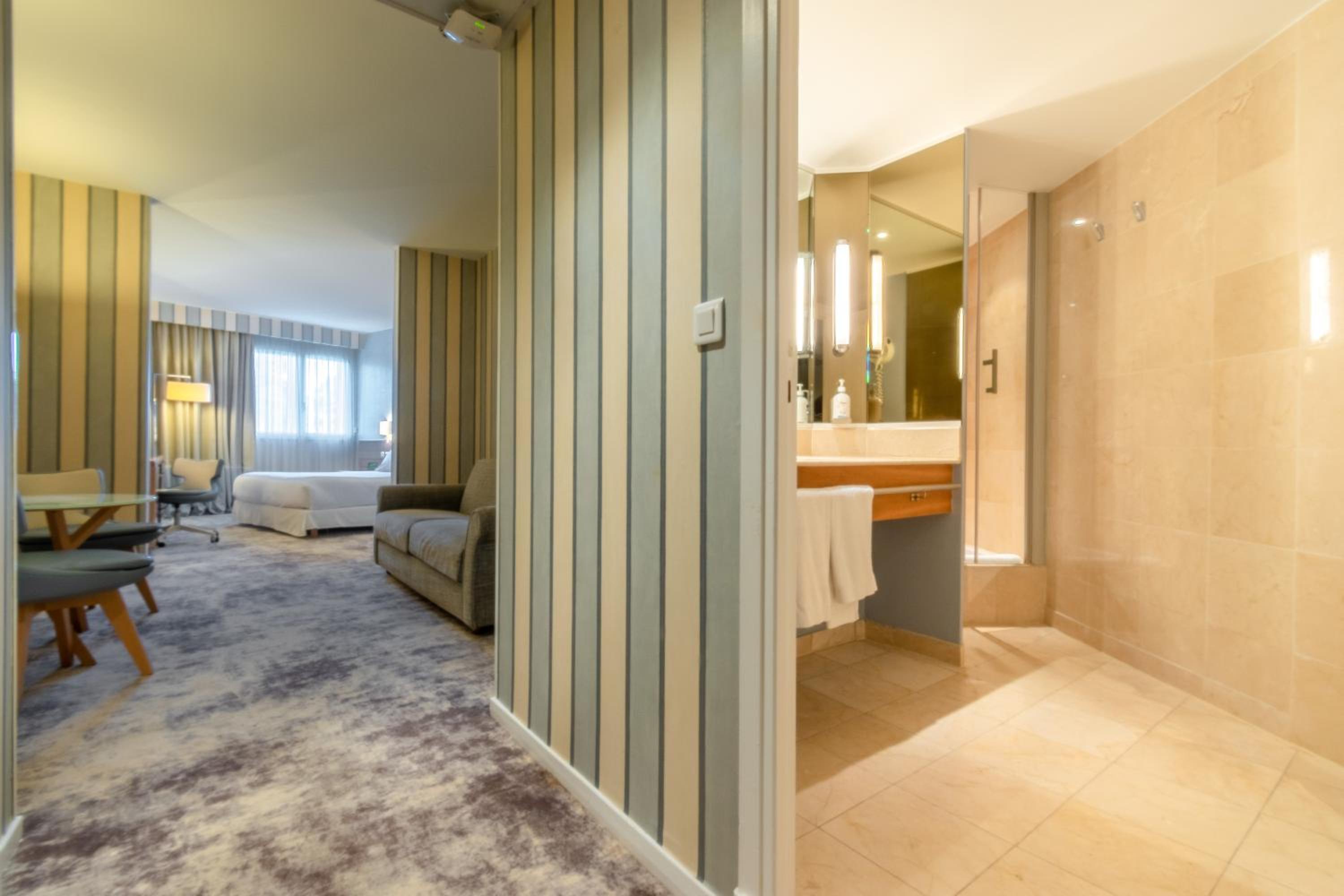 Standard Double Room with Sofa Bed and City View - Photo 1