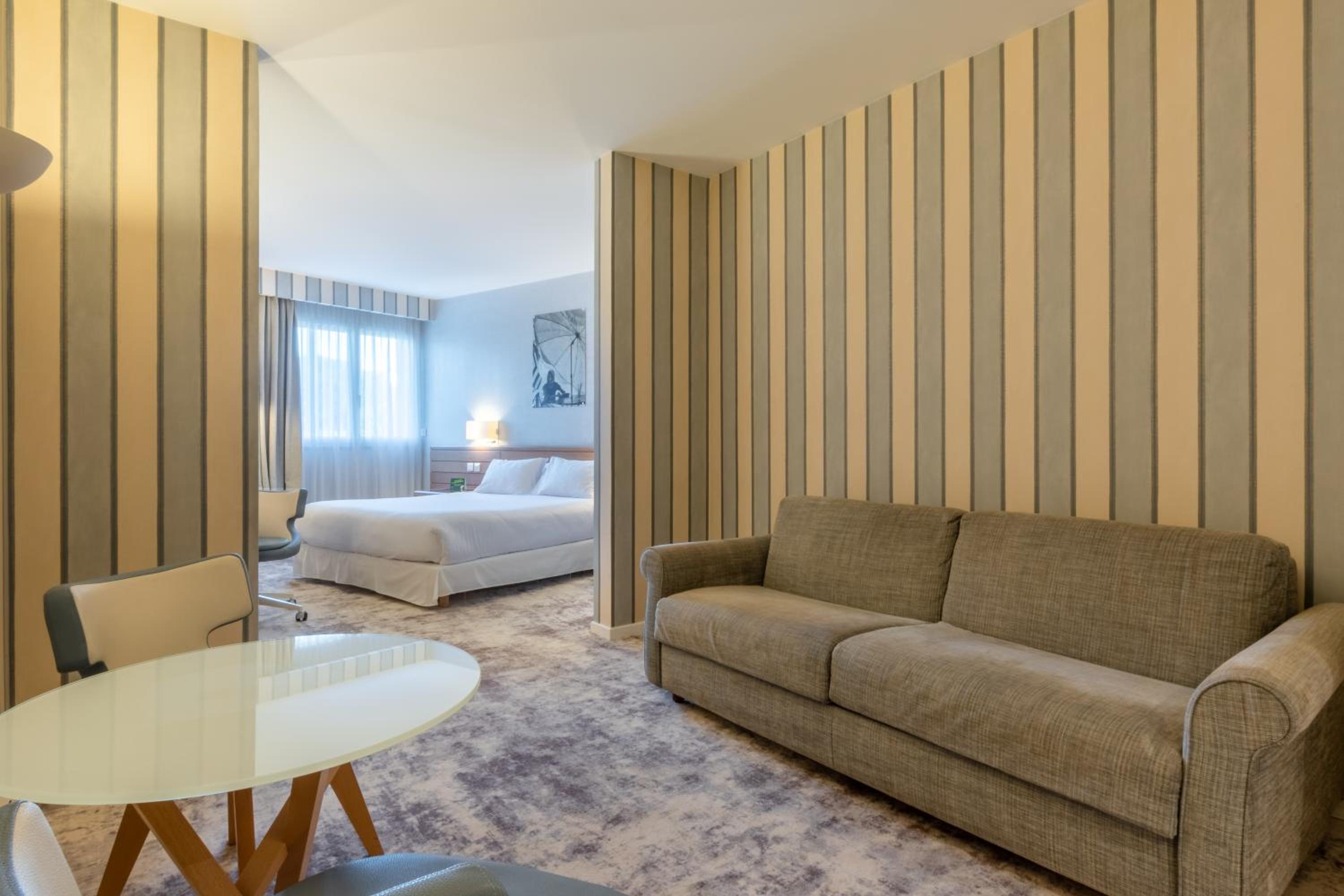 Standard Double Room with Sofa Bed and City View - Photo 11