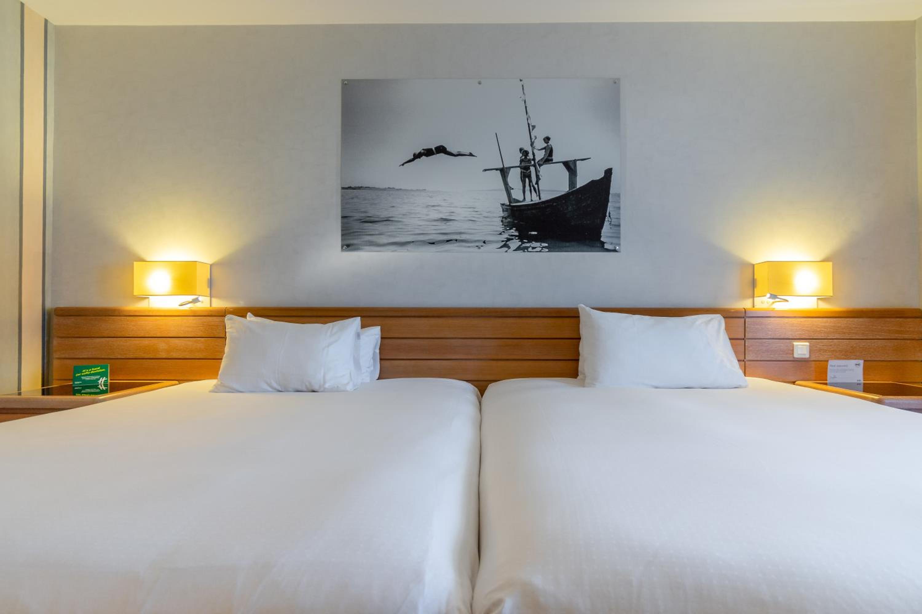 Standard Double Room with Two Double Beds and City View - Photo 21