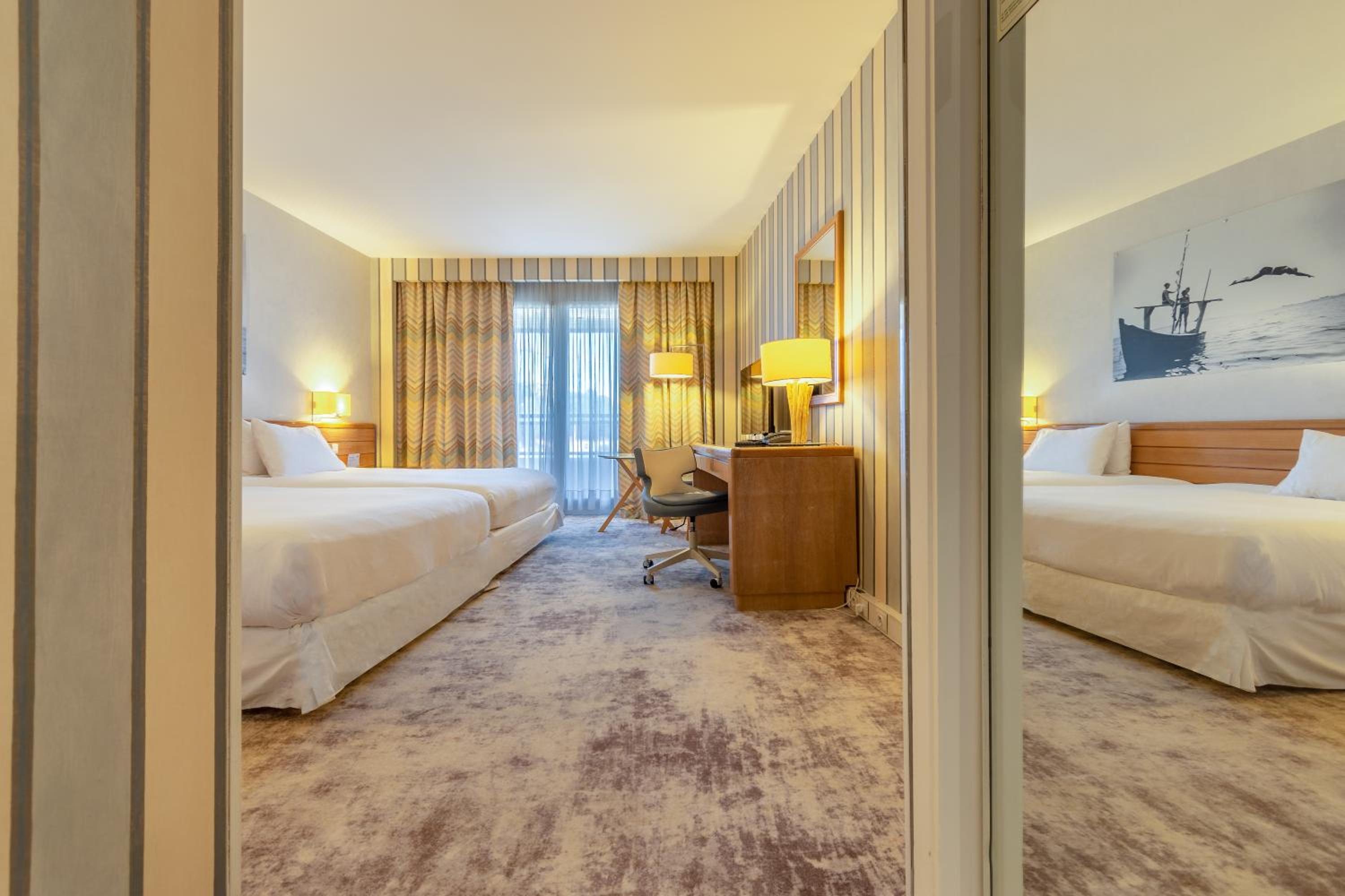 Standard Double Room with Two Double Beds and City View - Photo 22