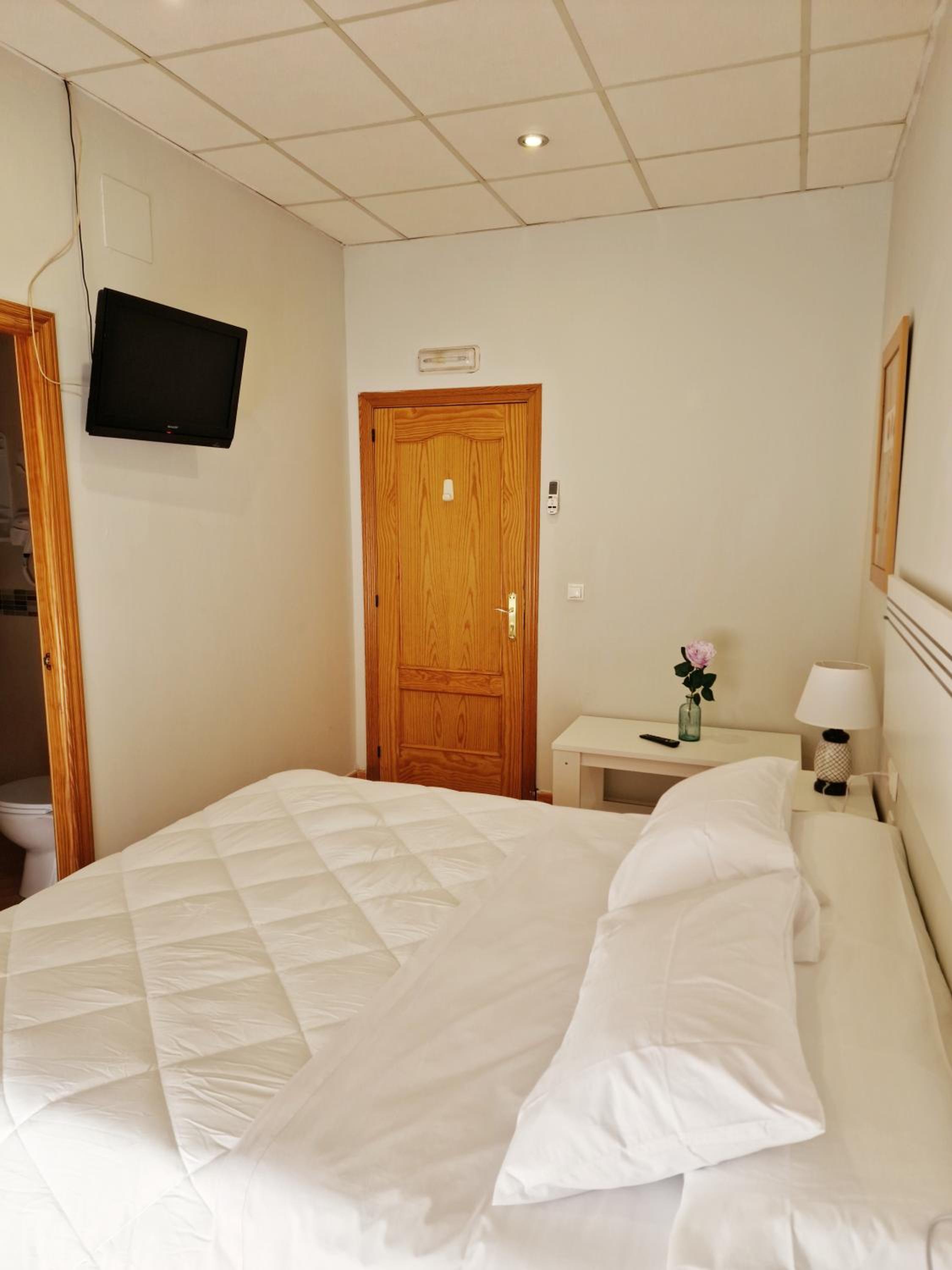 Double Room with Private Bathroom photo 3