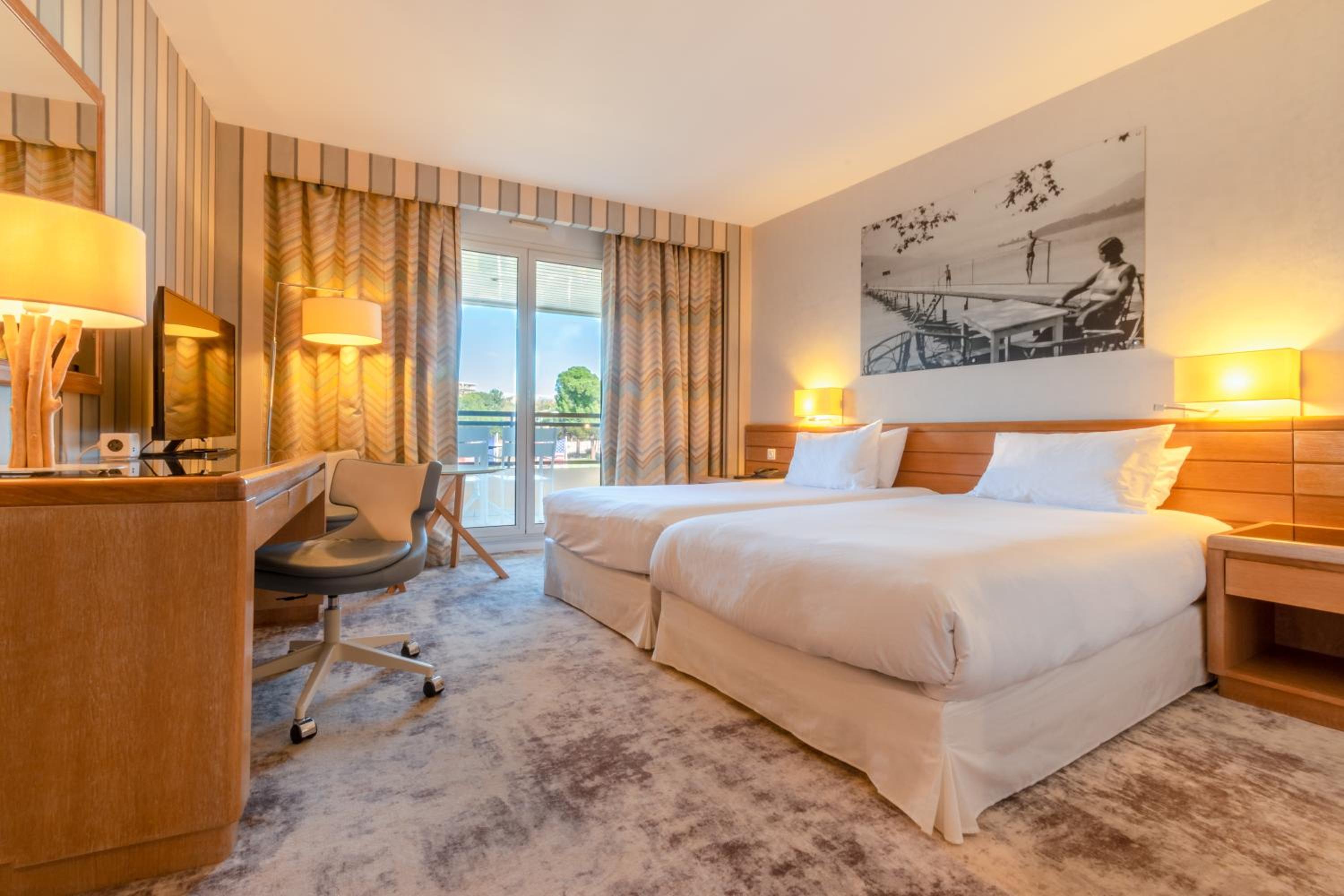 Premium Twin Room with Balcony and Garden View - Photo 11