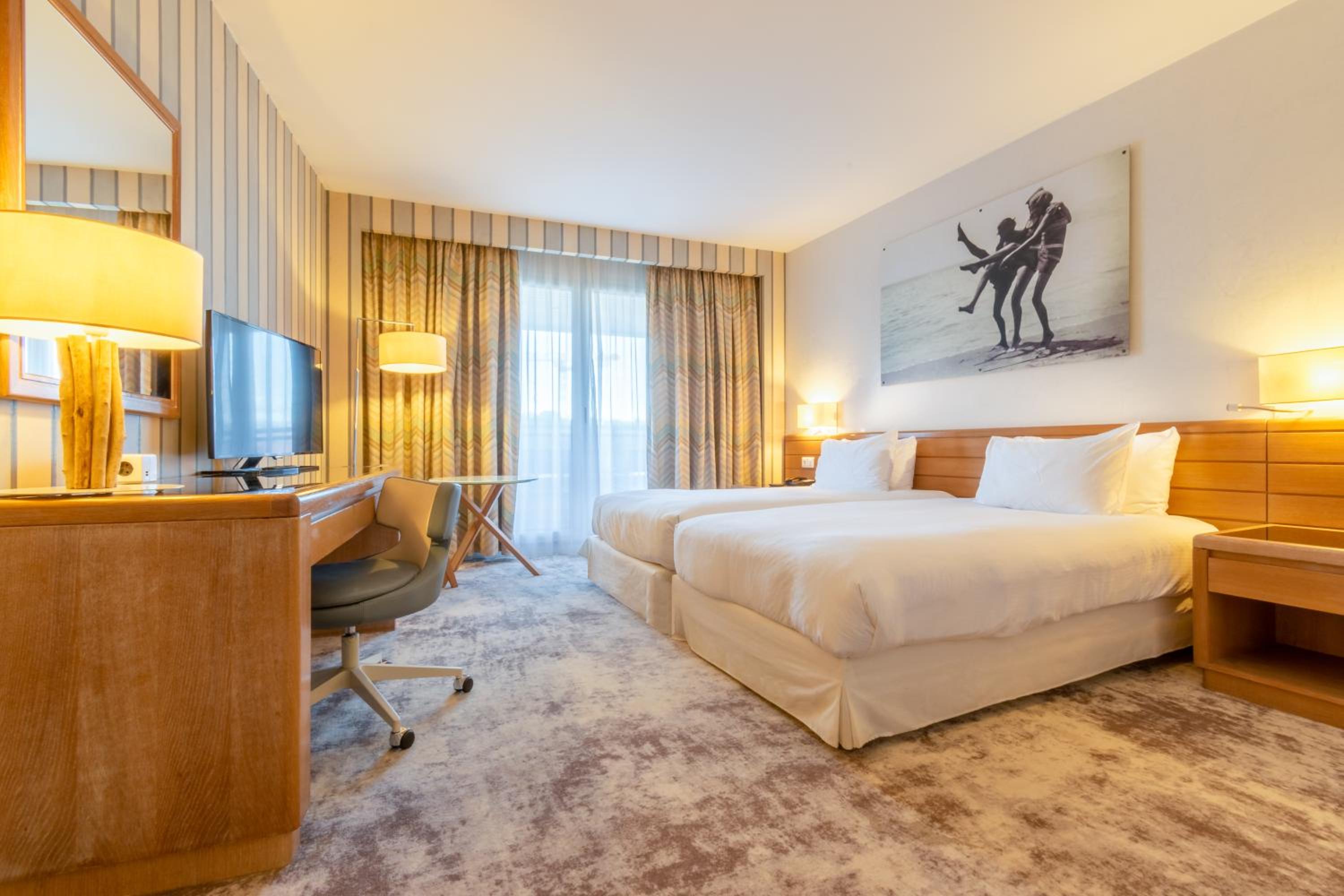 Premium Twin Room with Balcony and Garden View - Photo 10