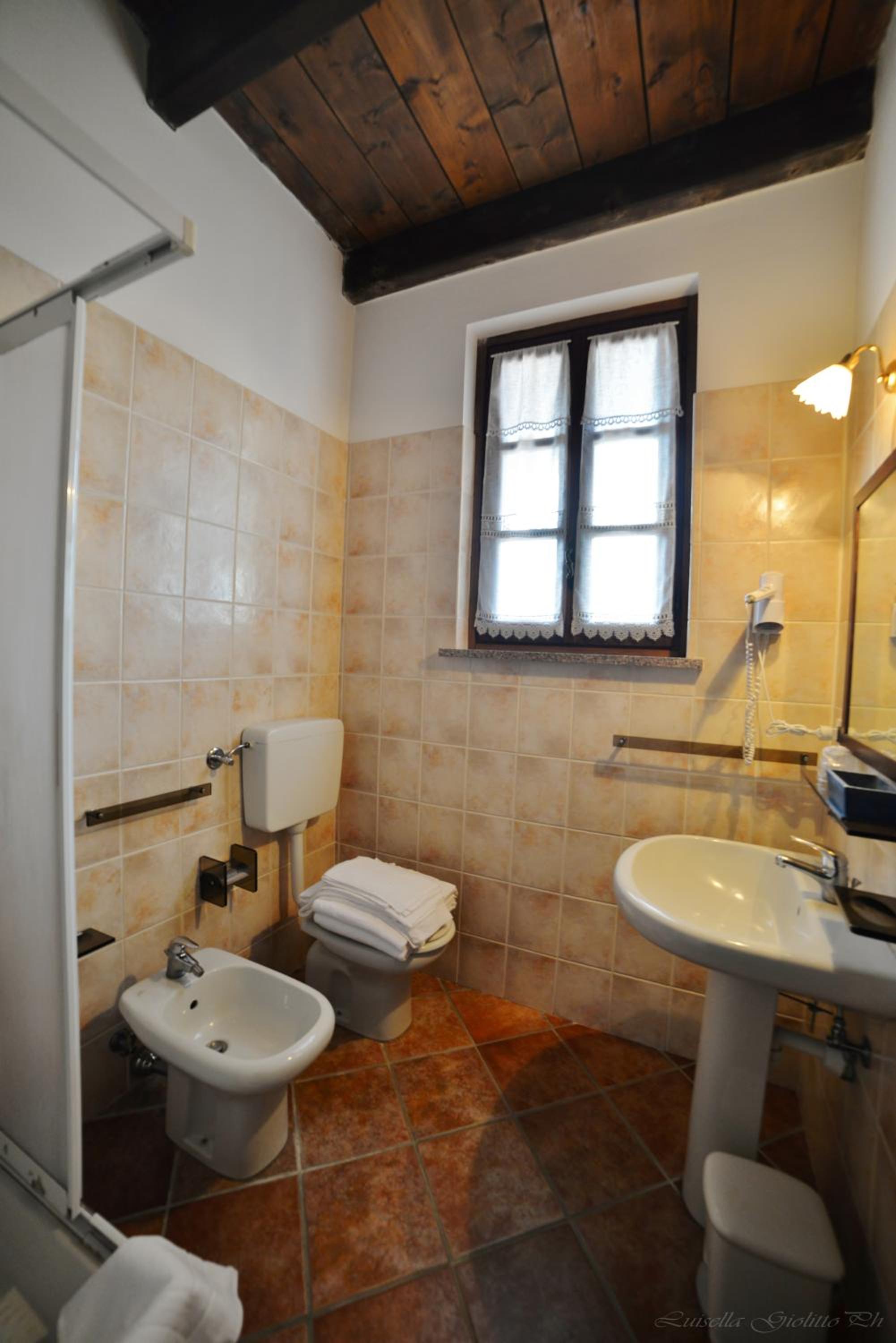 Twin Room with Bathroom - Photo 2