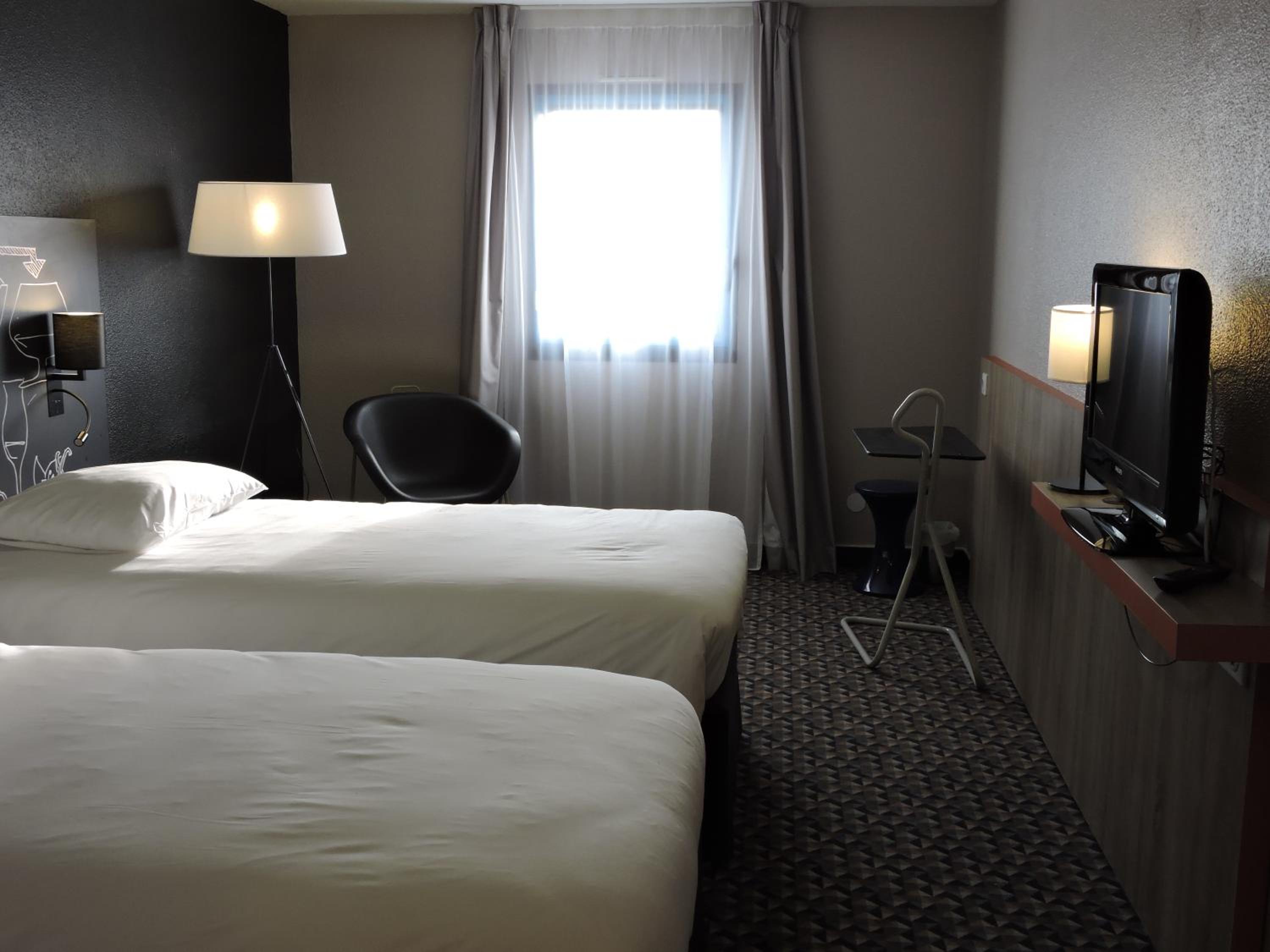 Standard Room with Two Single Beds - Photo 12