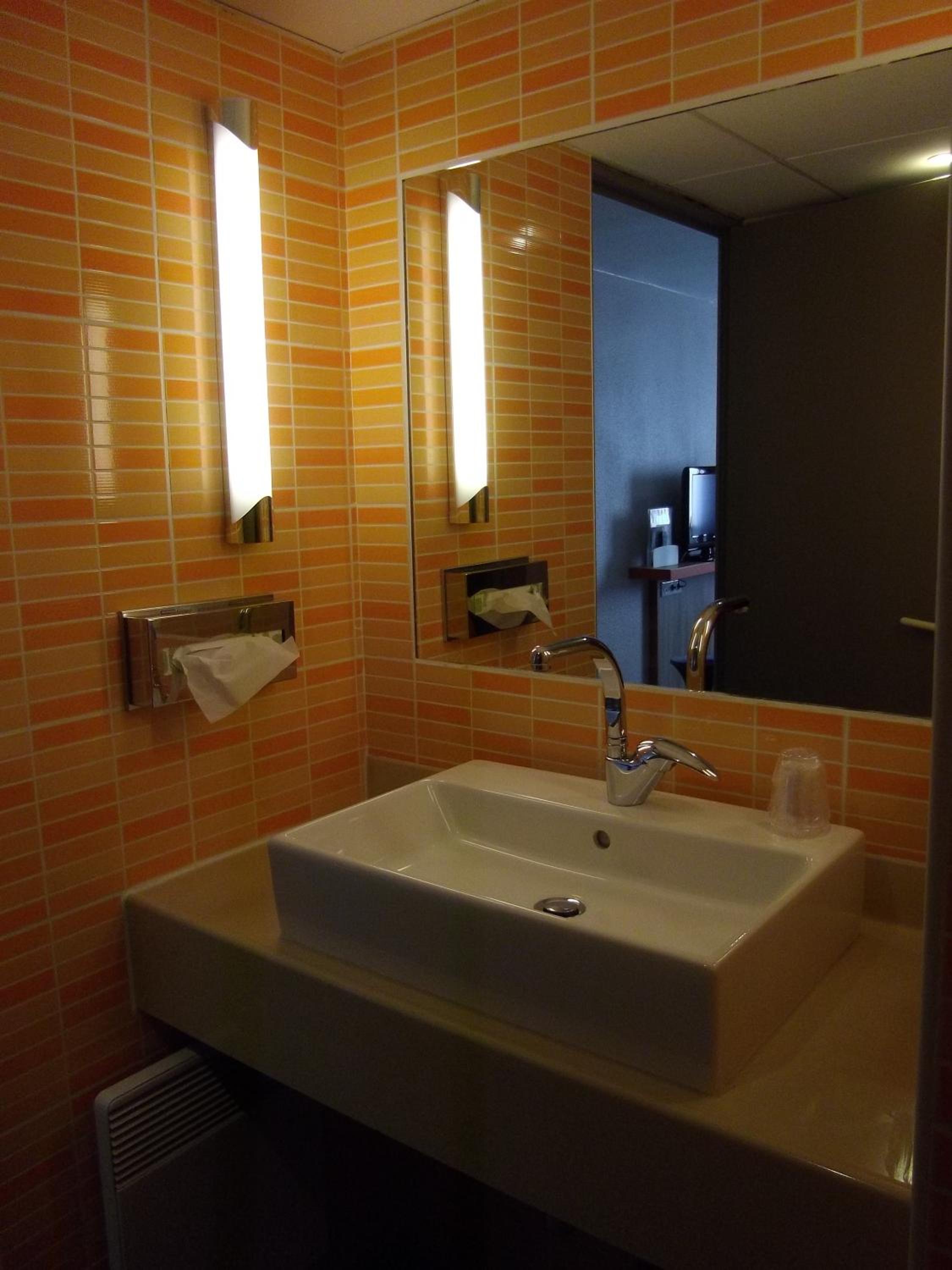 Standard Room with Two Single Beds - Photo 9