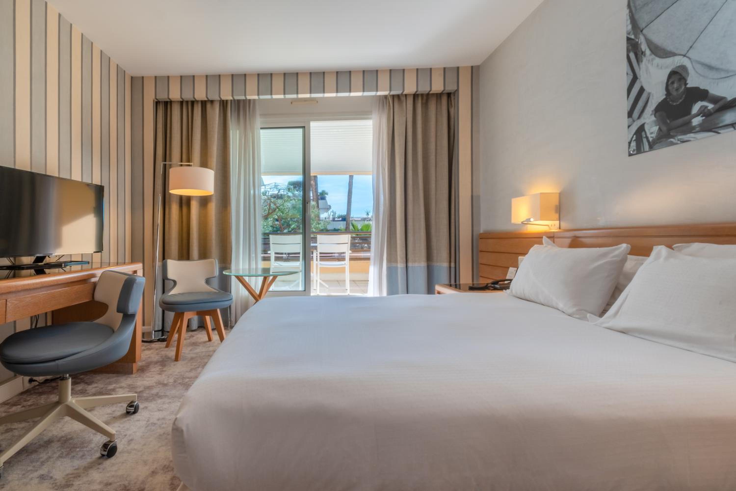 Premium Double Room with Balcony and Garden View - Photo 1