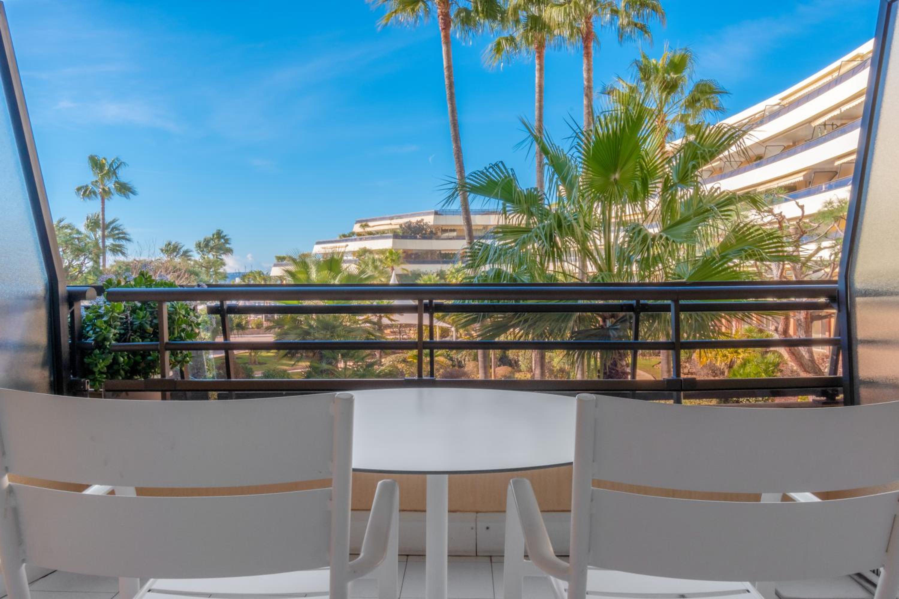 Premium Double Room with Balcony and Garden View - Photo 12