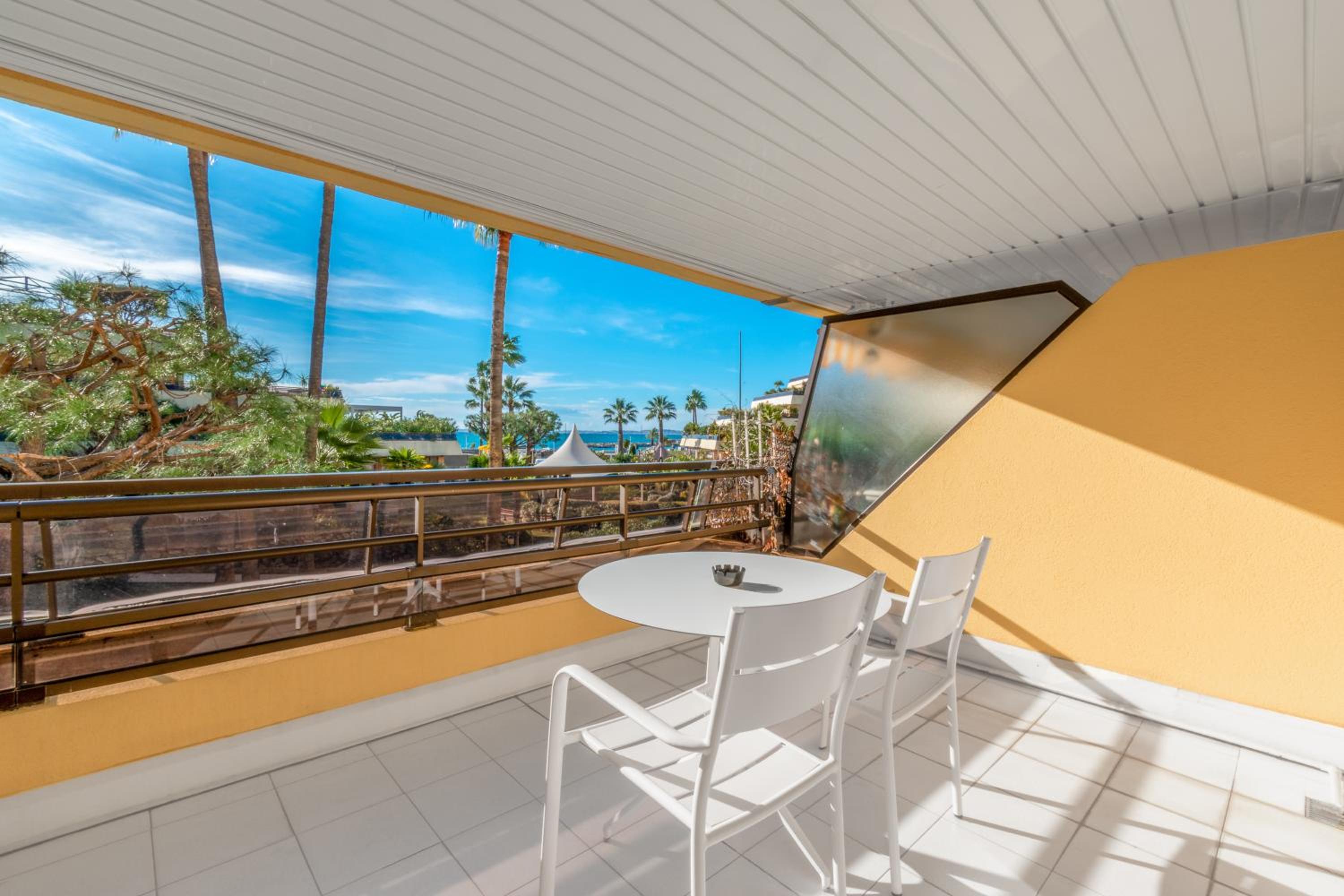Premium Double Room with Balcony and Garden View - Photo 14