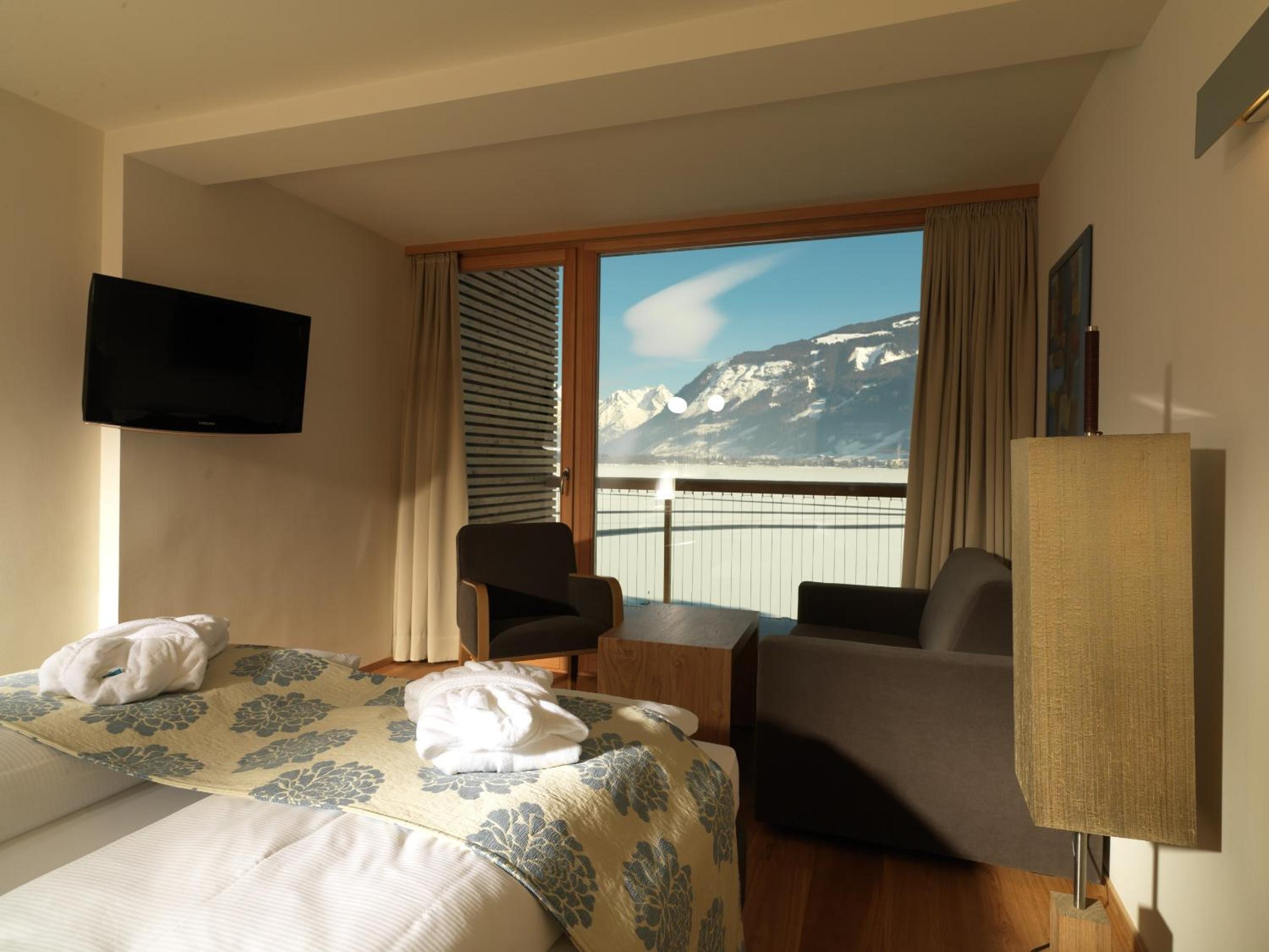 Standard Double Room with Lake View - Photo 7