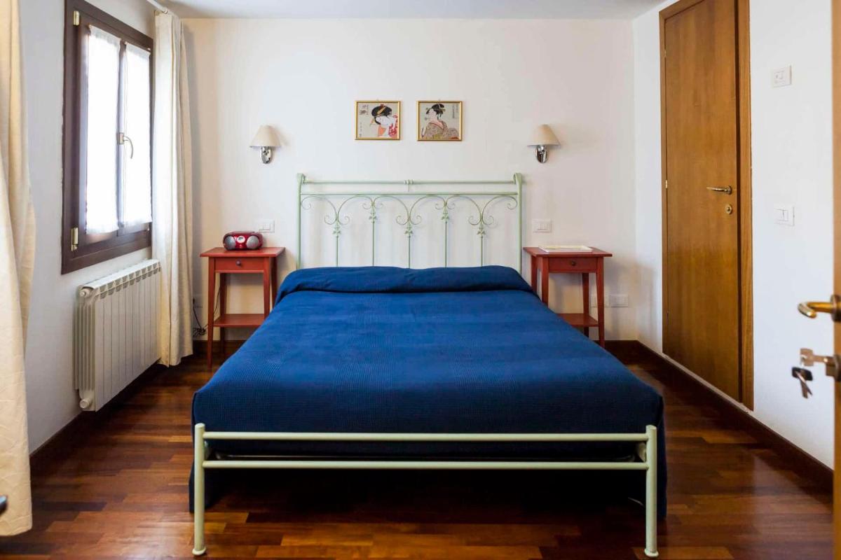 Queen Room photo 1