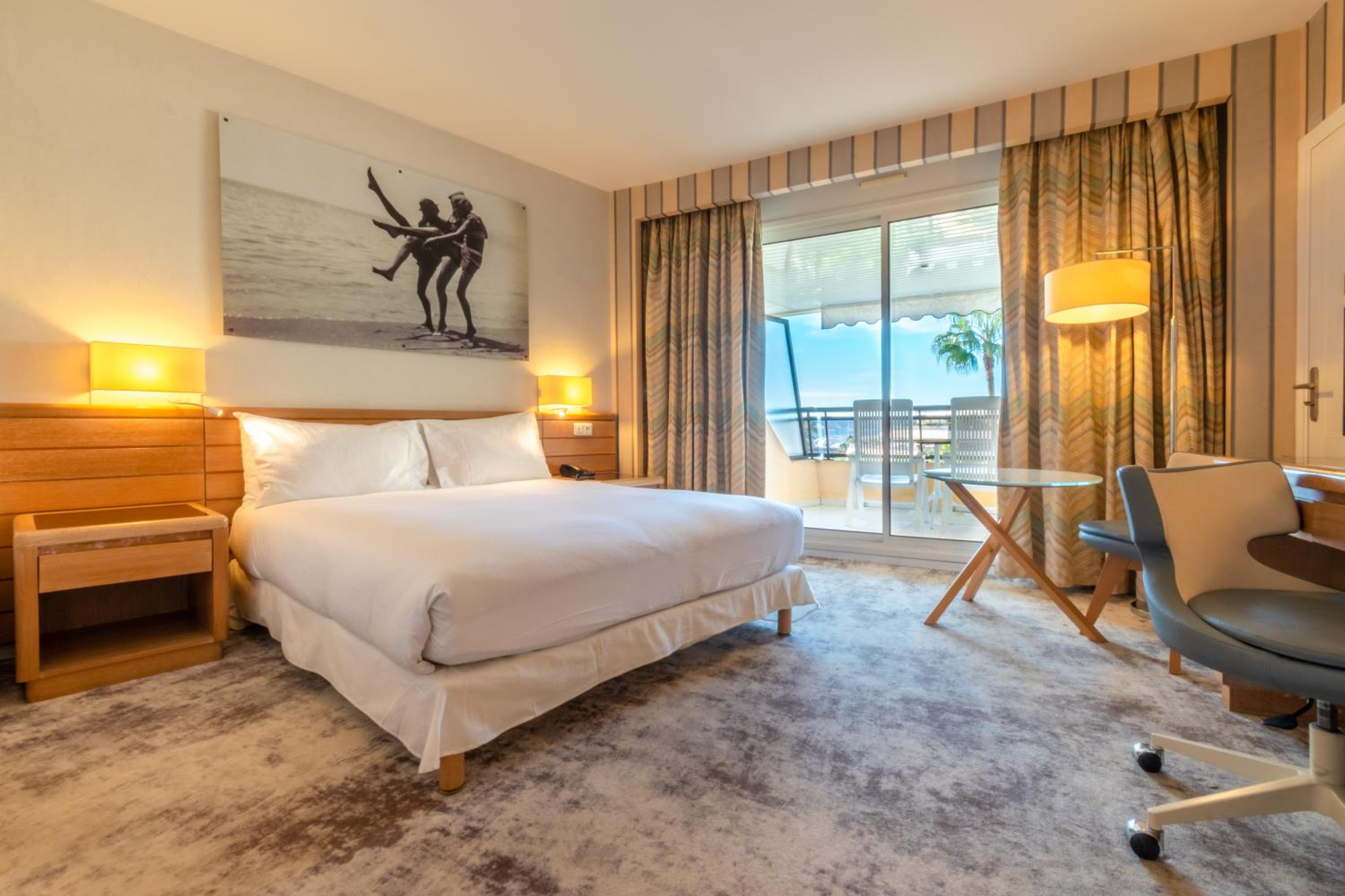 Premium Double Room with Balcony and Sea View - Photo 11