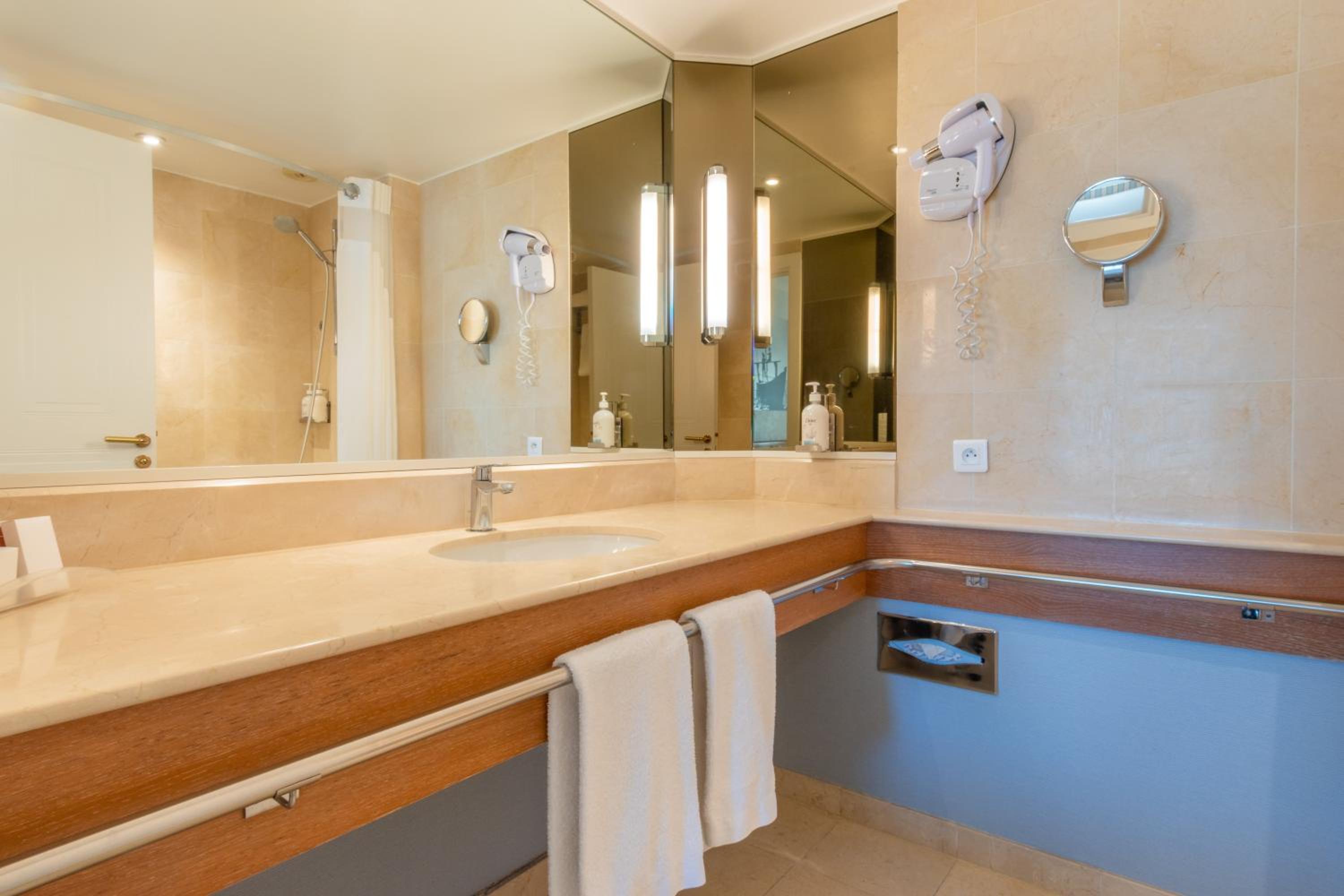 Premium Double Room with Balcony and Sea View - Photo 12