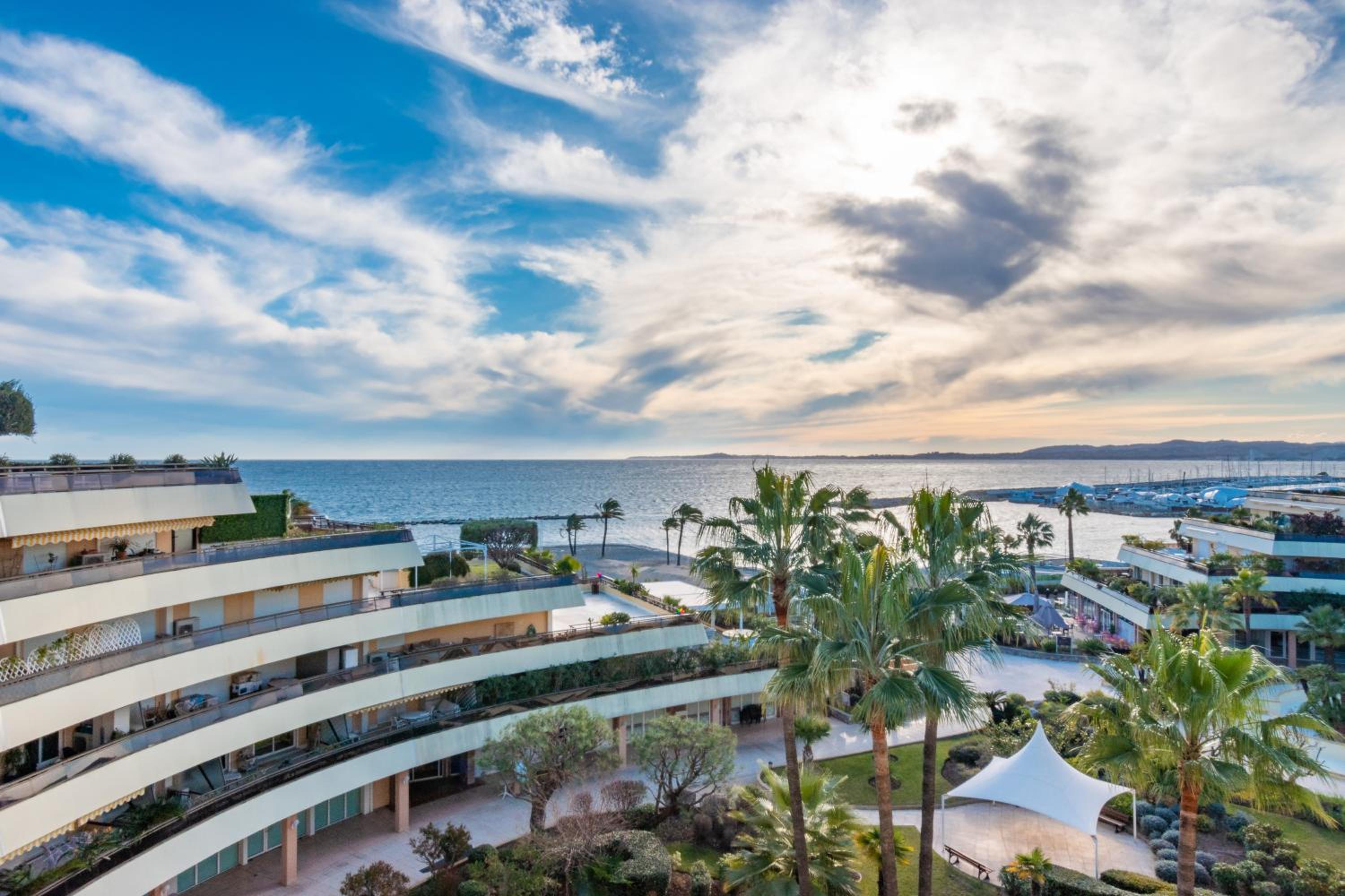 Premium Double Room with Balcony and Sea View - Photo 14