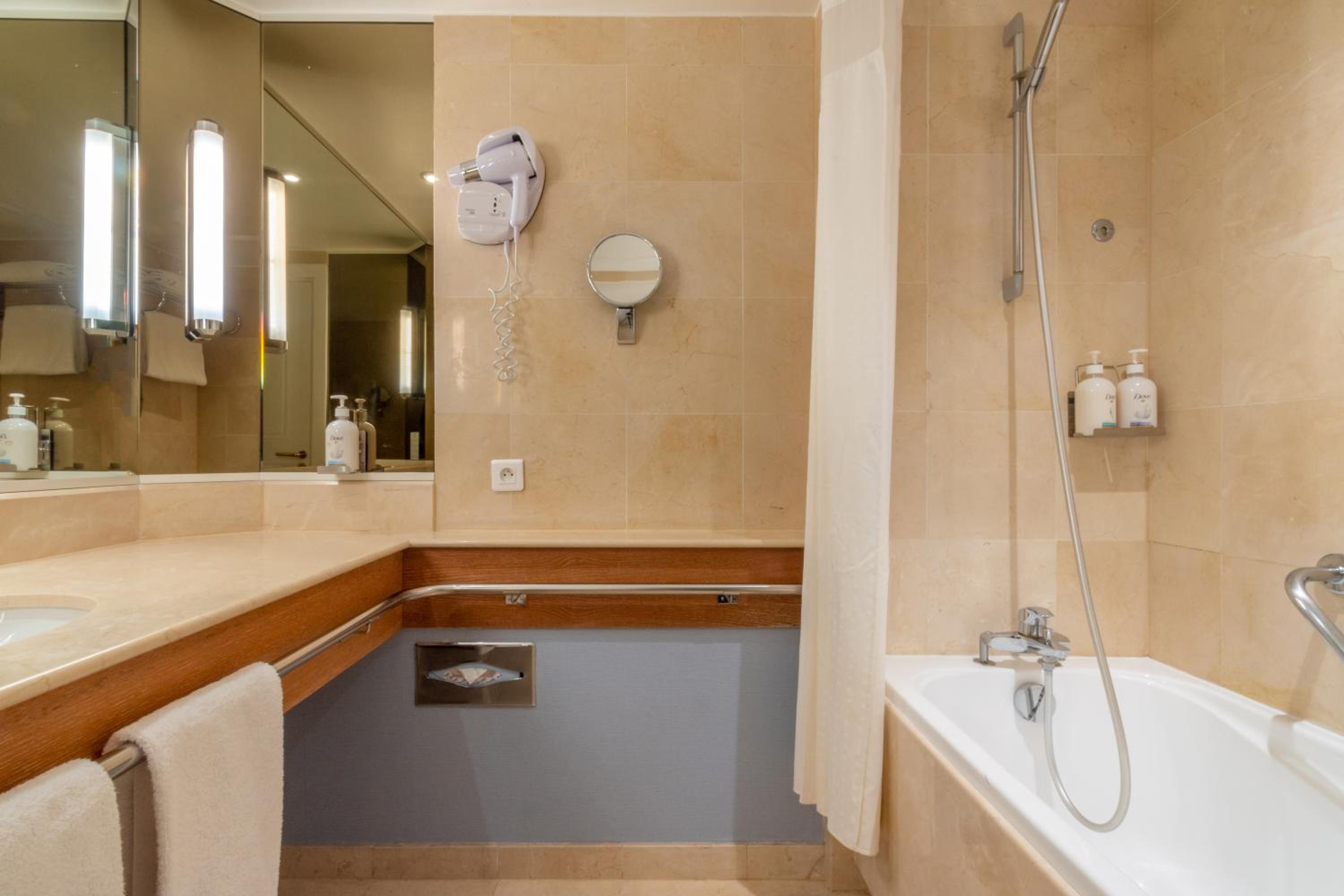Premium Double Room with Balcony and Sea View - Photo 16