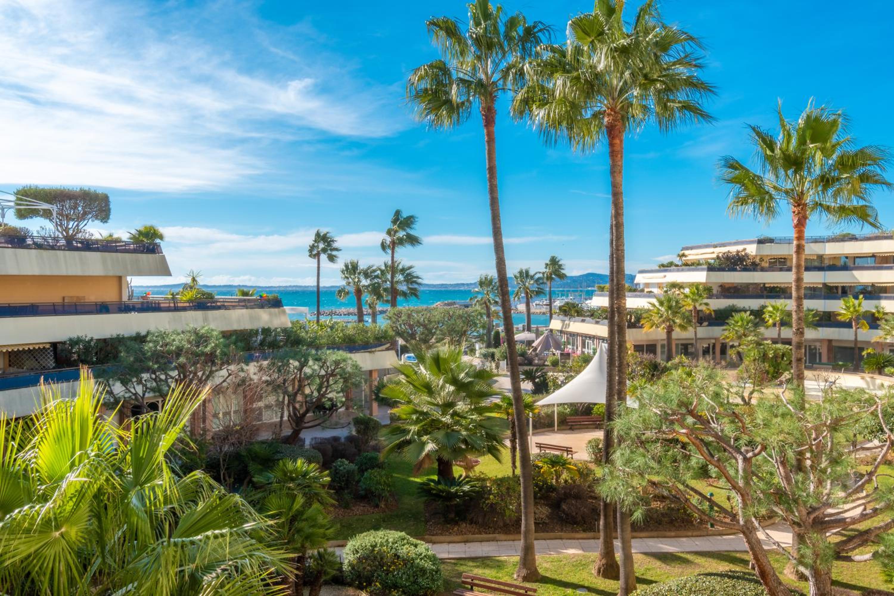 Premium Double Room with Balcony and Sea View - Photo 18