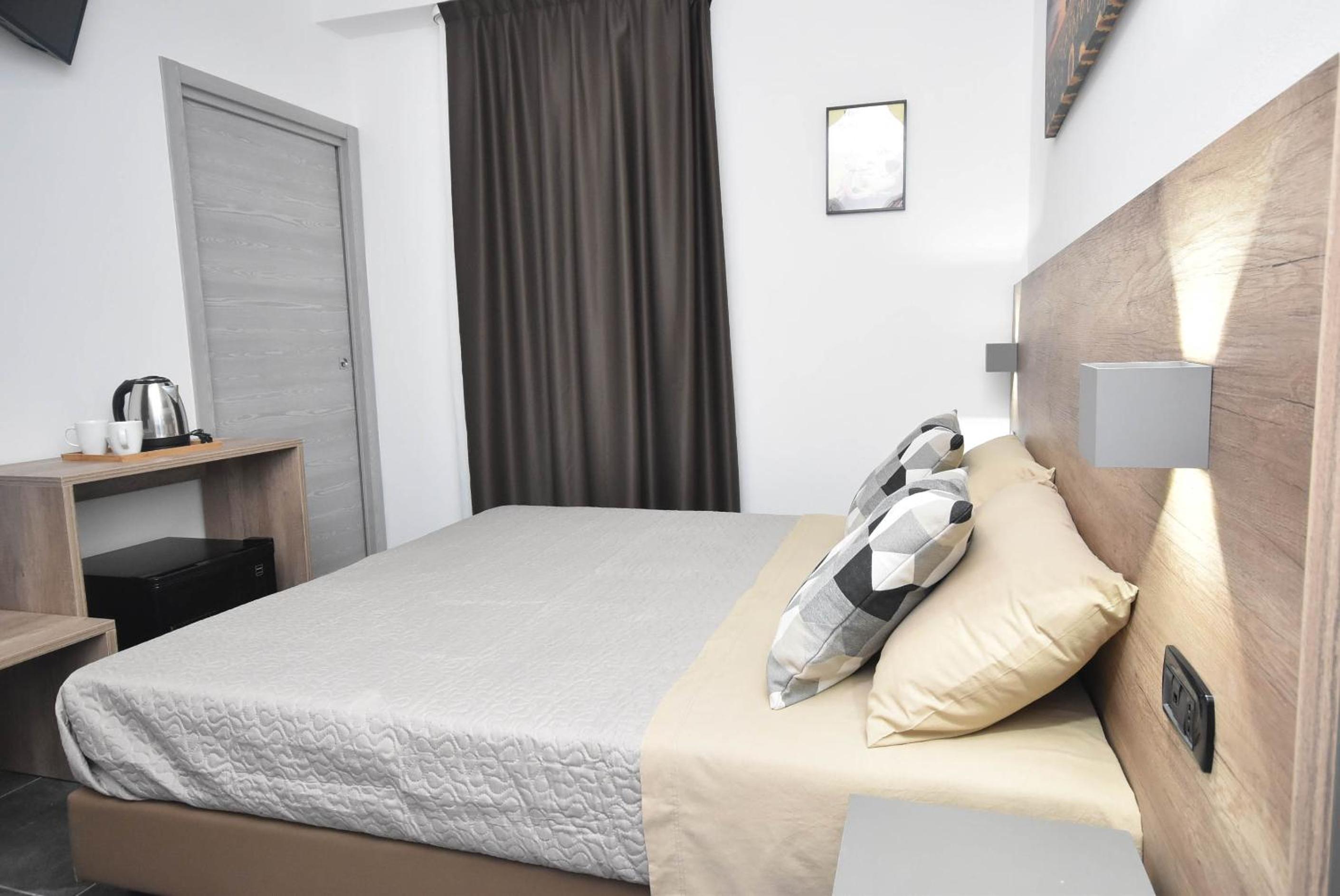 King Room with Roll-In Shower - Disability Access - Photo 3