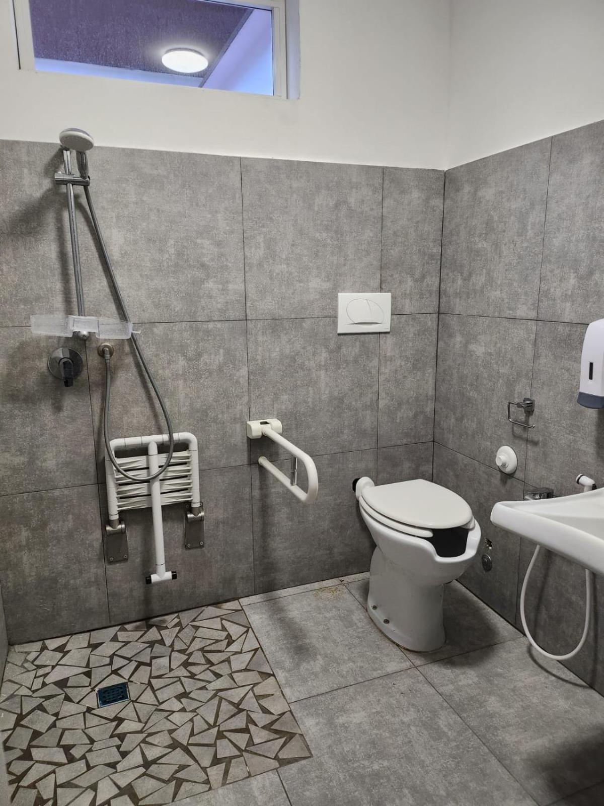 King Room with Roll-In Shower - Disability Access - Photo 2